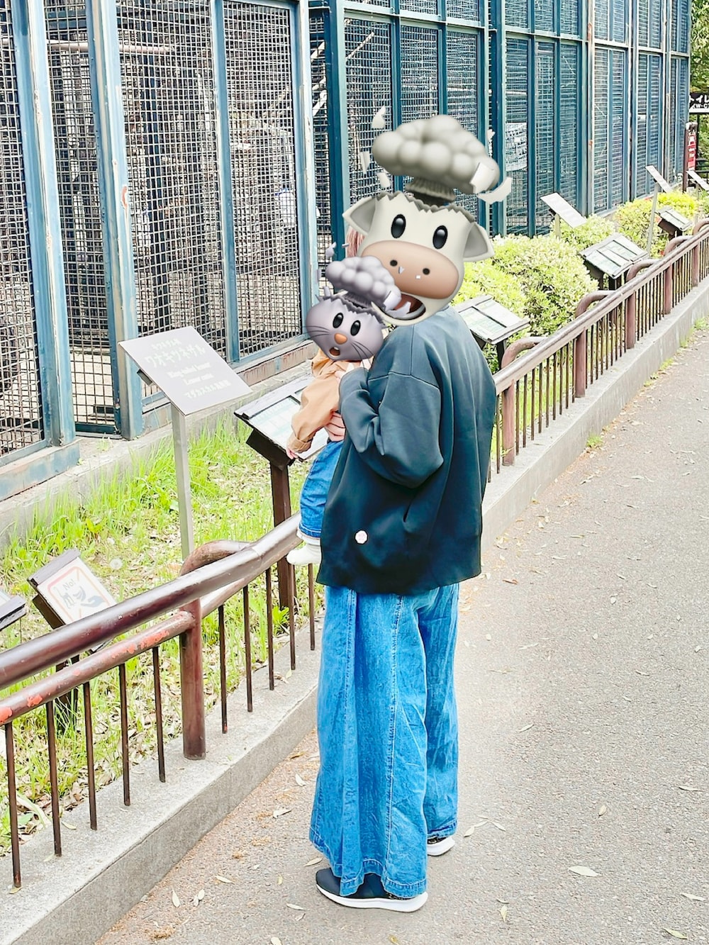 ブラック系のカーディガン/ボレロ、ブルー系のデニムパンツを着用したレディースの春コーディネートの3枚目の写真