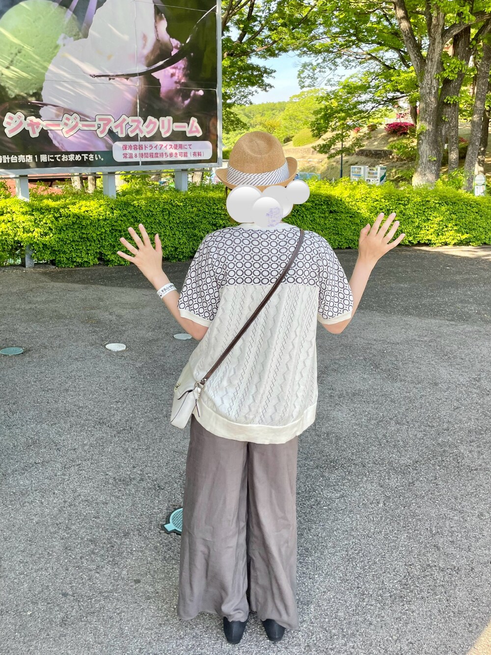 グレー系のパンツ、グレー系のトップス、ホワイト系のカーディガン/ボレロを着用したレディースの春コーディネートの2枚目の写真