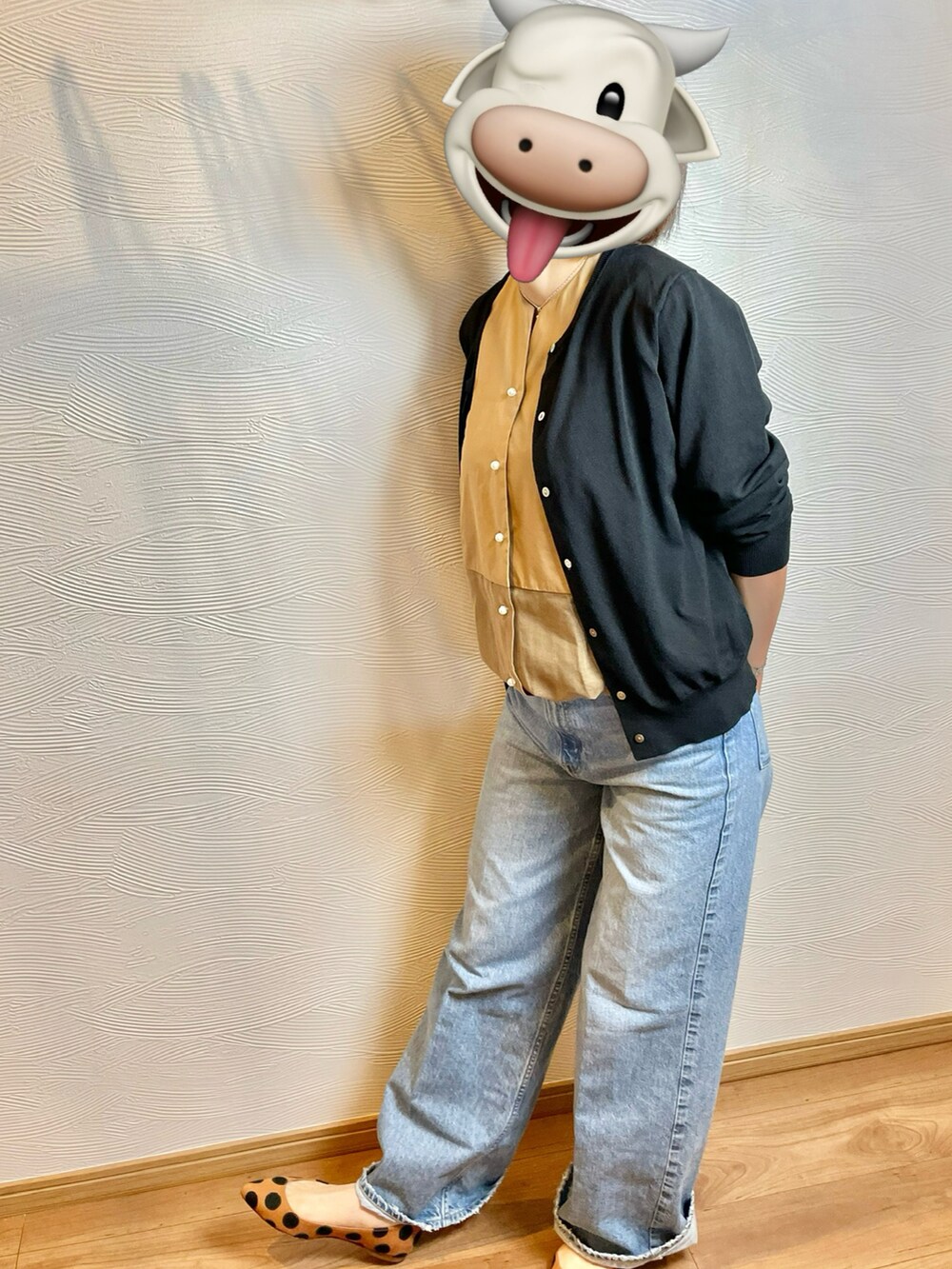 ベージュ系のシャツ/ブラウス、ブルー系のデニムパンツ、その他のシューズを着用したレディースの春コーディネートの5枚目の写真