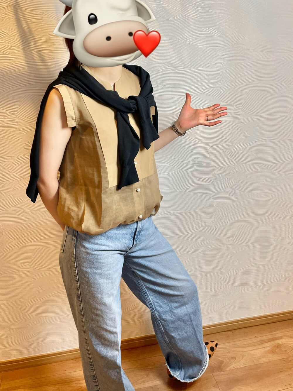 ベージュ系のシャツ/ブラウス、ブルー系のデニムパンツ、その他のシューズを着用したレディースの春コーディネートの2枚目の写真