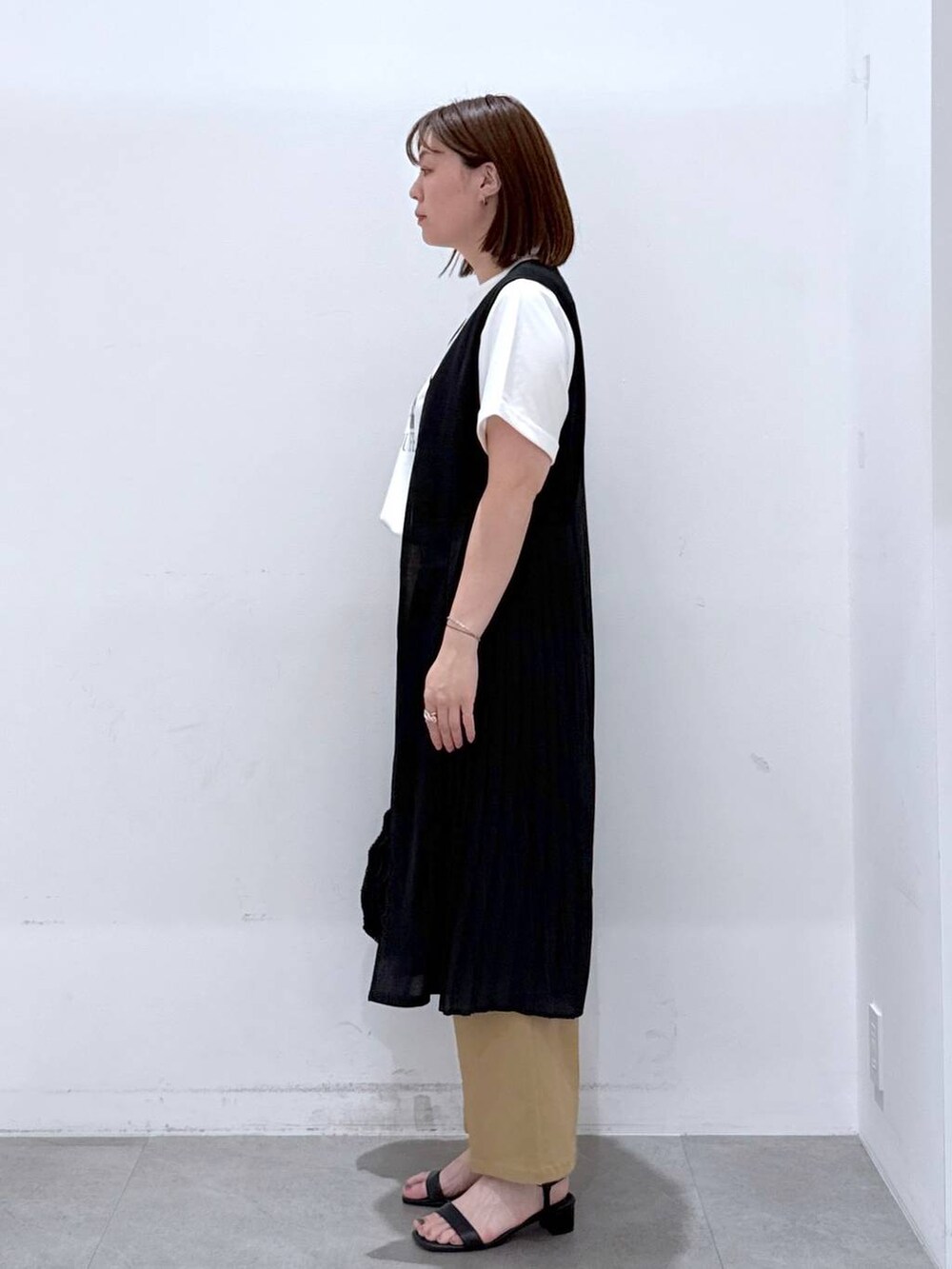「高身長、ベーシック/シンプル、カジュアル、楽ちんコーデ、骨格ストレート、着痩せ、高見え、きれいめ、Elura、着痩せ・細見え、Tシャツ、おでかけ、旅行、ワイドパンツ、レイヤードスタイル」｜「Eluraのサマ見えリラックスＴシャツ/318893（Tシャツ/カットソー、ホワイト系）」を使った、きわさん（レディース・170cm）の春コーディネートの4枚目の写真