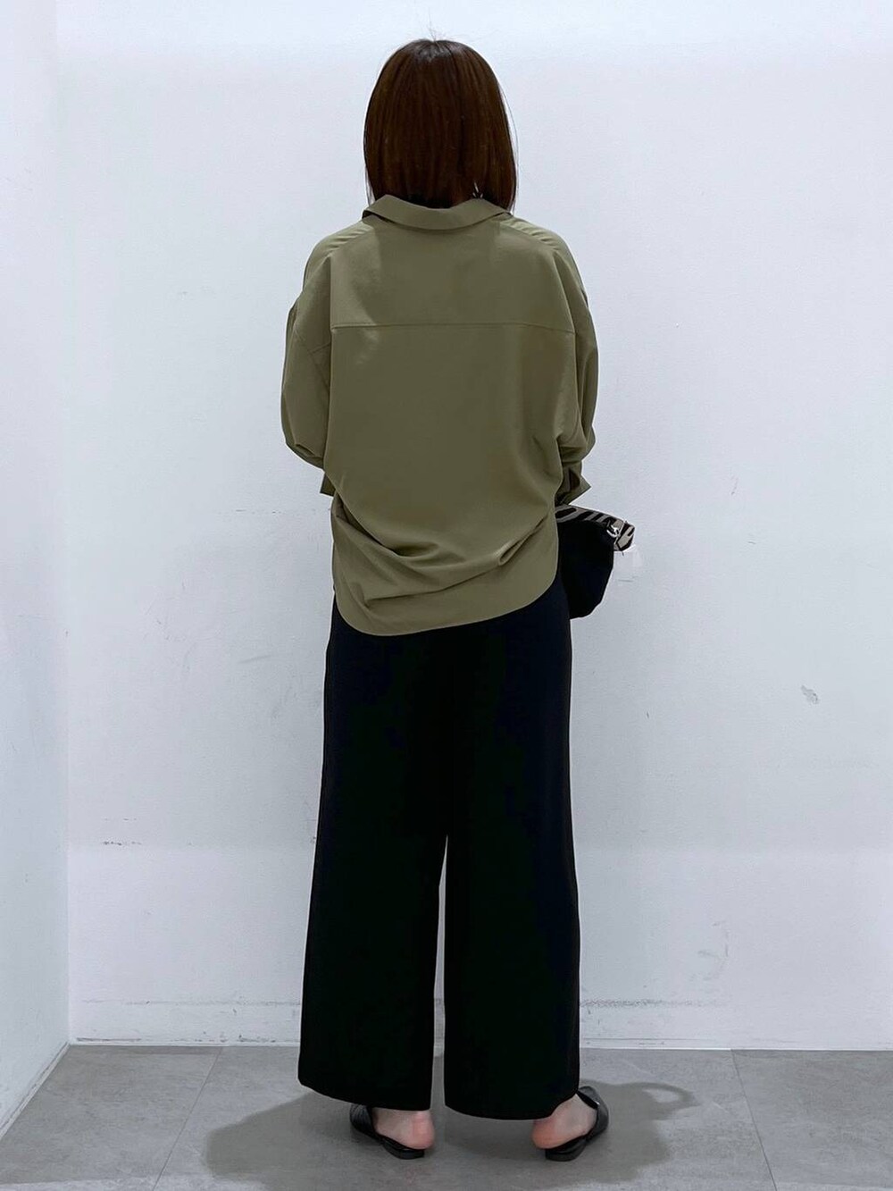 ブラック系のその他パンツ、グリーン系のシャツ/ブラウス、ブラック系のパンプスを着用したレディースの春コーディネートの3枚目の写真