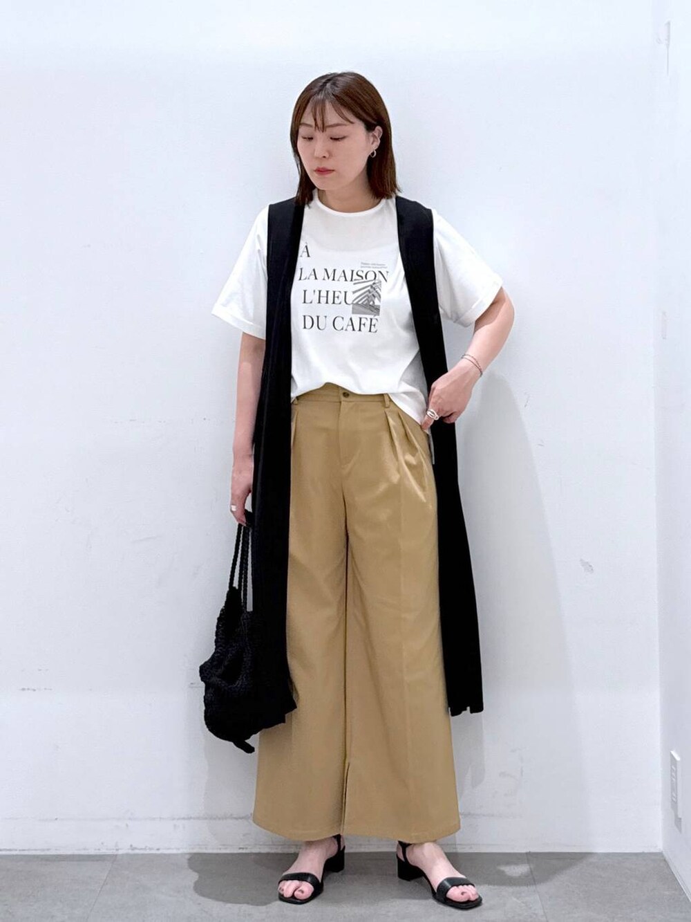 「高身長、ベーシック/シンプル、カジュアル、楽ちんコーデ、骨格ストレート、着痩せ、高見え、きれいめ、Elura、着痩せ・細見え、Tシャツ、おでかけ、旅行、ワイドパンツ、レイヤードスタイル」｜「Eluraのサマ見えリラックスＴシャツ/318893（Tシャツ/カットソー、ホワイト系）」を使った、きわさん（レディース・170cm）の春コーディネートの3枚目の写真
