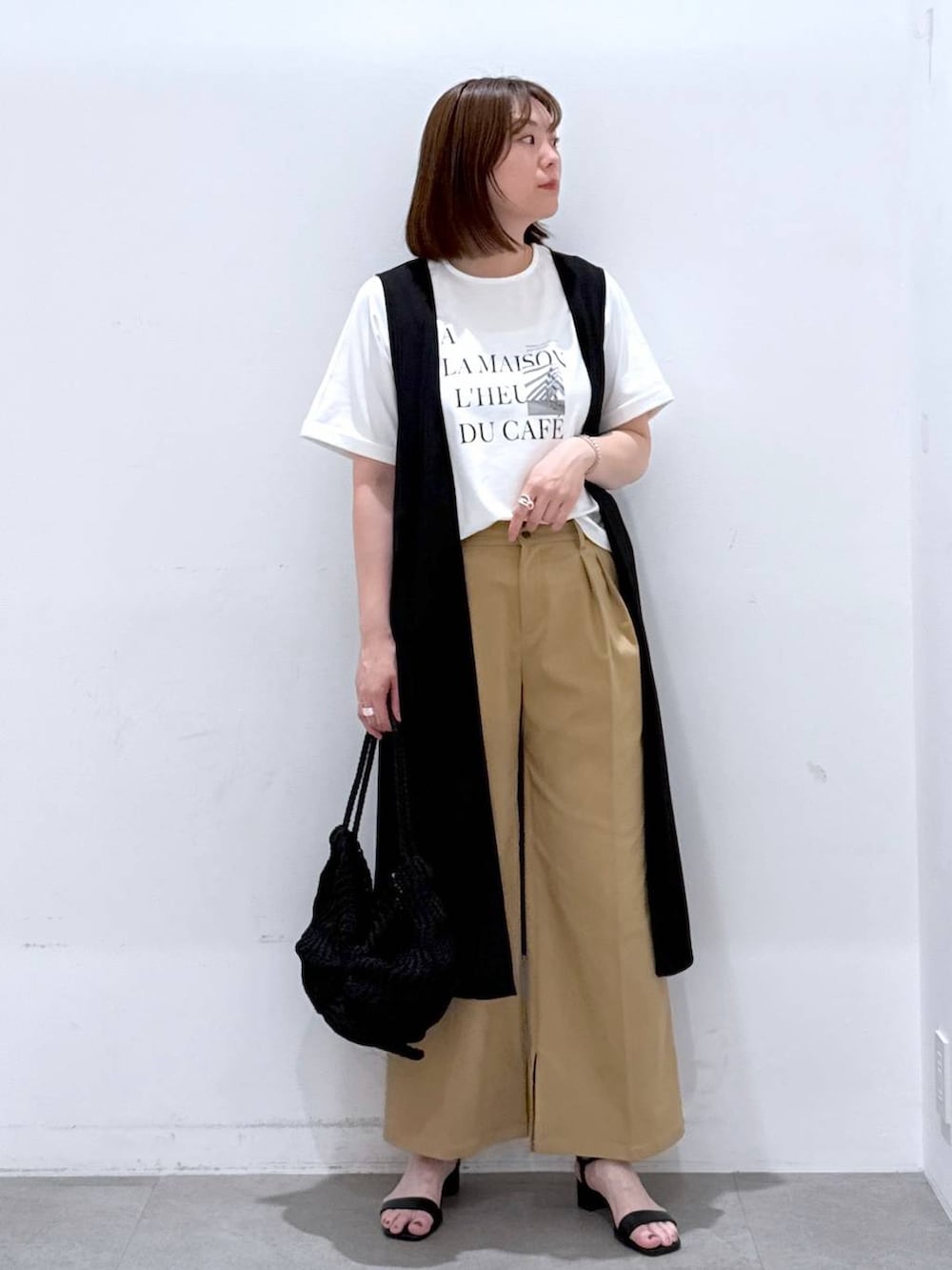 「高身長、ベーシック/シンプル、カジュアル、楽ちんコーデ、骨格ストレート、着痩せ、高見え、きれいめ、Elura、着痩せ・細見え、Tシャツ、おでかけ、旅行、ワイドパンツ、レイヤードスタイル」｜「Eluraのサマ見えリラックスＴシャツ/318893（Tシャツ/カットソー、ホワイト系）」を使った、きわさん（レディース・170cm）の春コーディネートの2枚目の写真