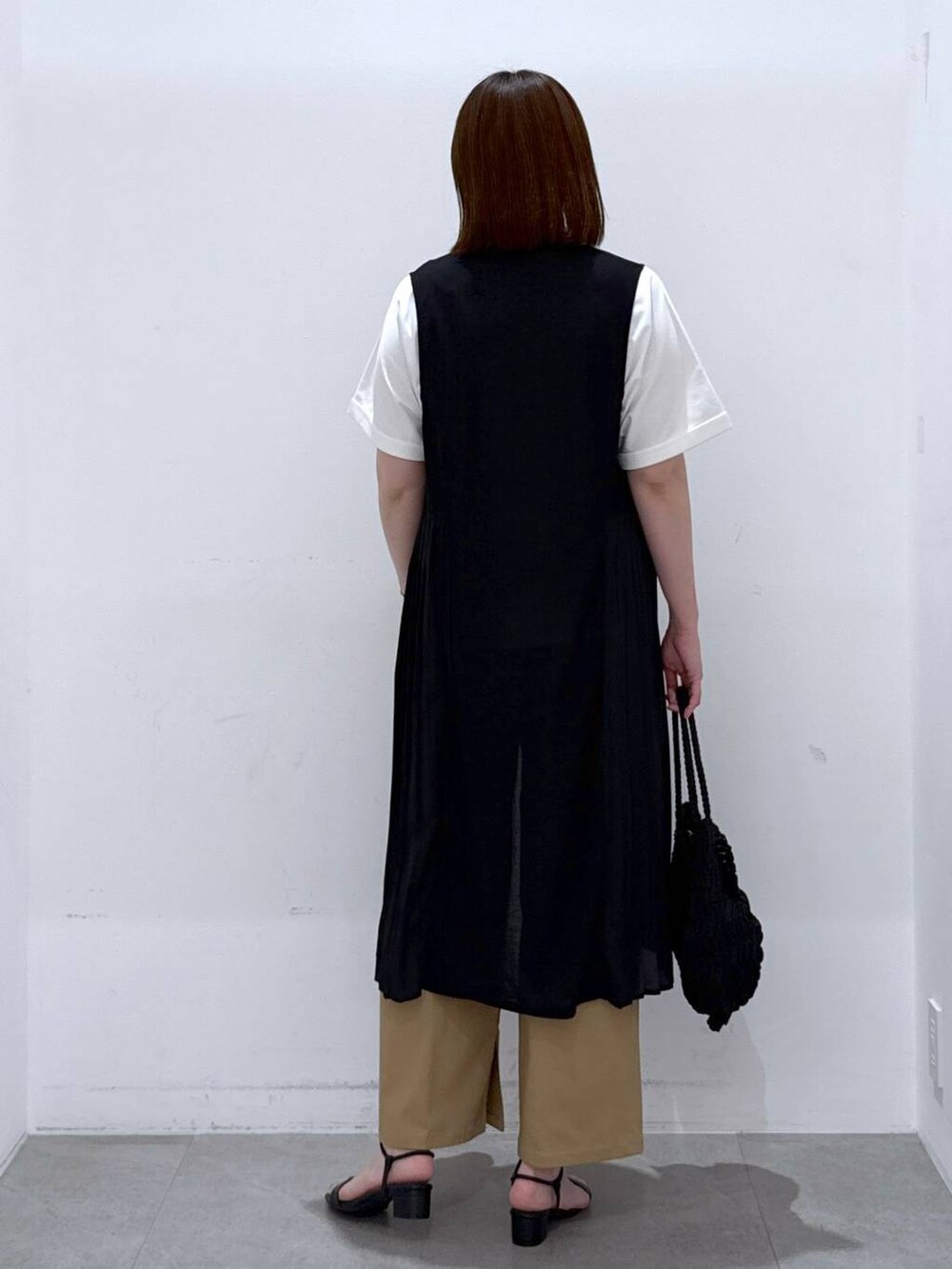 「高身長、ベーシック/シンプル、カジュアル、楽ちんコーデ、骨格ストレート、着痩せ、高見え、きれいめ、Elura、着痩せ・細見え、Tシャツ、おでかけ、旅行、ワイドパンツ、レイヤードスタイル」｜「Eluraのサマ見えリラックスＴシャツ/318893（Tシャツ/カットソー、ホワイト系）」を使った、きわさん（レディース・170cm）の春コーディネートの5枚目の写真