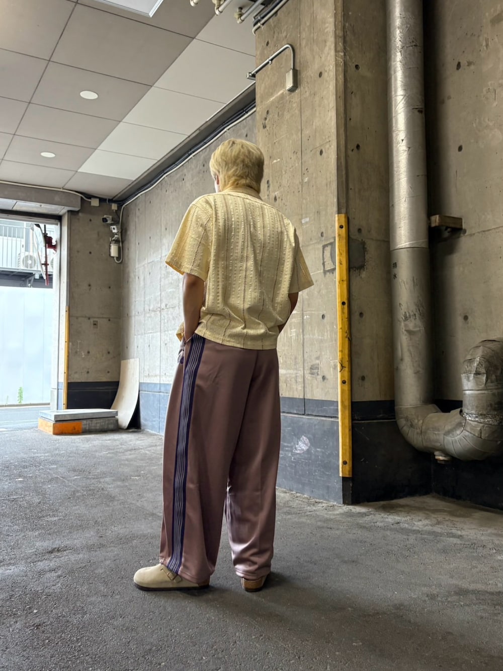 「夏コーデ、夏、夏服、シャツ、シャツスタイル、ビルケンシュトック、birkenstock、サンダル、ショット(SCHOTT)、ショット、BEAVER」｜「schottのSchott/ショット/CR SHIRT "EMBROIDERY"/コットン レーヨン 刺繍シャツ（シャツ/ブラウス、ベージュ系）」を使った、拓海さん（メンズ・168cm）の春コーディネートの2枚目の写真