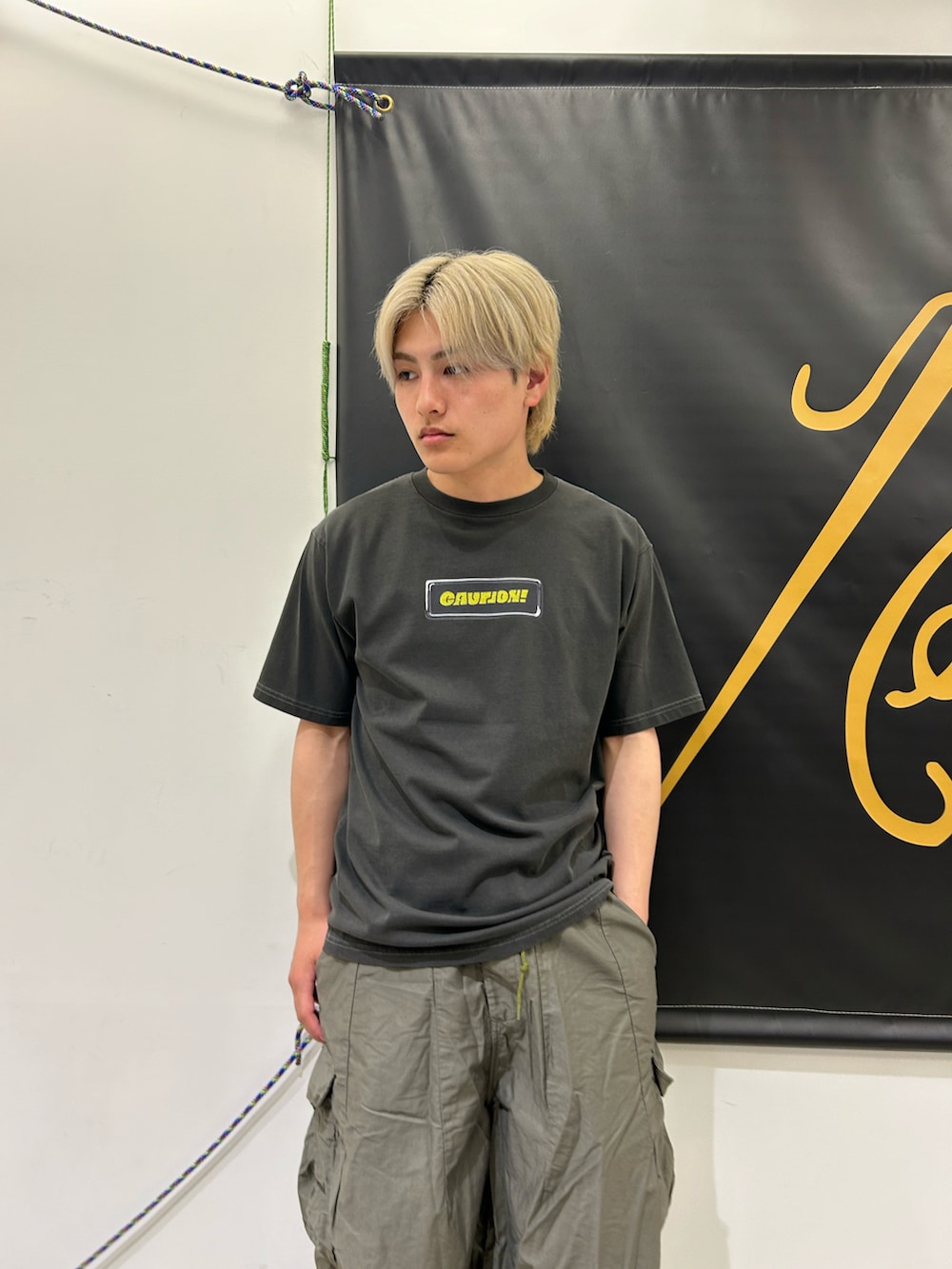 「夏コーデ、夏、夏服、夏ファッション、Tシャツ、夏だ！Tシャツ着よう！、マナスタッシュ、MANASTASH、HOKAONEONE、サンダル、スニーカー、夏服コーデ」｜「MANASTASHのMANASTASH/マナスタッシュ/PUMICE TEE CAUTION!（Tシャツ/カットソー、ブラック系）」を使った、拓海さん（メンズ・168cm）の春コーディネートの2枚目の写真