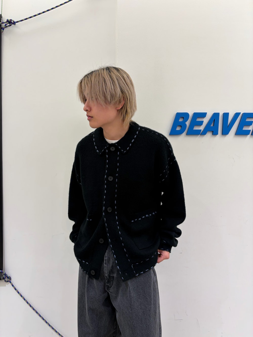 ブラック系のカーディガン/ボレロ、グレー系のデニムパンツ、ブラック系のサンダルを着用したメンズの秋コーディネートの2枚目の写真