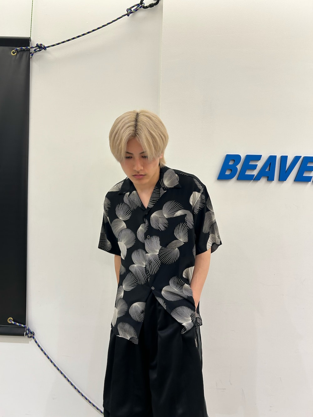 「春コーデ、春、春夏コーデ、夏コーデ、夏、シャツスタイル、シャツ、BEAVER、サンダル、SCHOTT、柄シャツ、CMF」｜「schottのSchott/ショット/×PJ/×パイナップルジュース/RAYON SHIRT SHELL/レーヨンシャツ シェル（シャツ/ブラウス、ブラック系）」を使った、拓海さん（メンズ・168cm）の夏コーディネートの2枚目の写真
