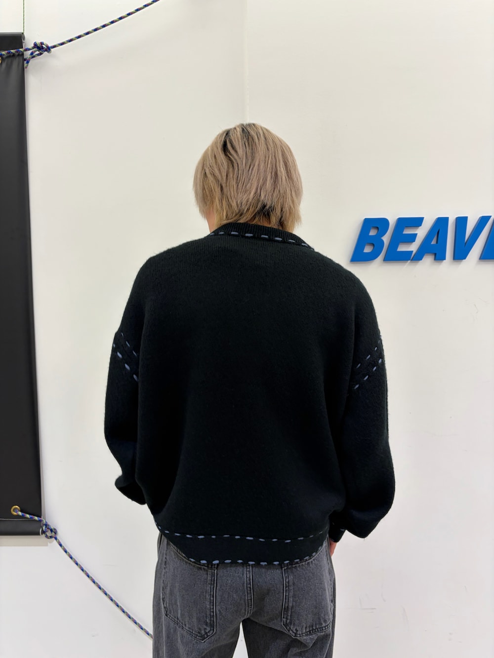 ブラック系のカーディガン/ボレロ、グレー系のデニムパンツ、ブラック系のサンダルを着用したメンズの秋コーディネートの3枚目の写真