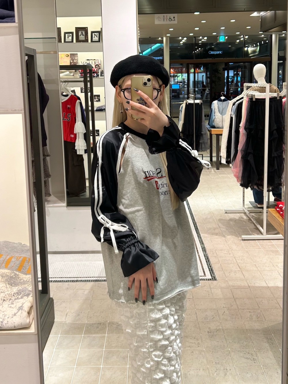 「秋っぽコーデ更新中、アウトドアスタイル、キレイめ、秋冬コーデ、大人かわいい、古着MIX、キャンディスリーブ、タイトスカート、ラグランTシャツ、ciaopanic」｜「CIAOPANICの【2024AW】バレエコアフットボールスウェット（Tシャツ/カットソー、ブラック系）」を使った、たぎゃさん（骨格ウェーブ・レディース・170cm）の秋コーディネートの2枚目の写真