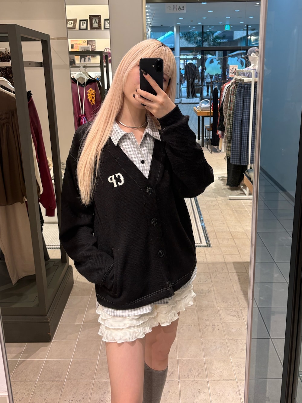 ブラック系のカーディガン/ボレロ、ホワイト系のシャツ/ブラウス、ホワイト系のその他パンツを着用したレディースの秋コーディネートの2枚目の写真