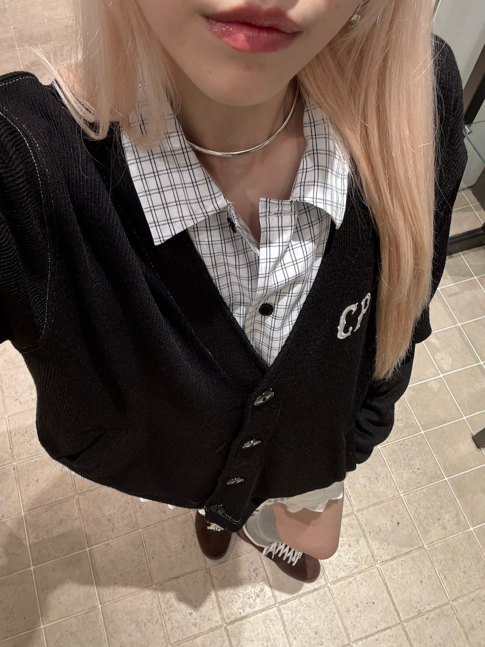 ブラック系のカーディガン/ボレロ、ホワイト系のシャツ/ブラウス、ホワイト系のその他パンツを着用したレディースの秋コーディネートの3枚目の写真