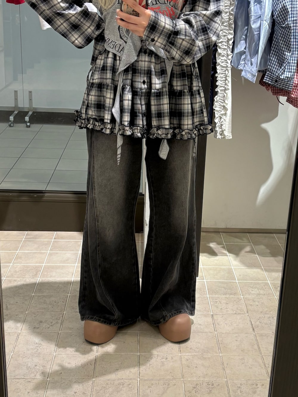 「チェック、厚底シューズ、秋服準備はじめました、休日スタイル、オトナカジュアル、高身長女子、ワイドデニム、ワンピース、ワンピーススタイル、秋のコーデ、秋コーデ、シャツ、シャツスタイル、デニム、ciaopanic」｜「CIAOPANICのドロップフリルカットロゴビスチェ（キャミソール、グレー系）」を使った、たぎゃさん（レディース・170cm）の夏コーディネートの3枚目の写真