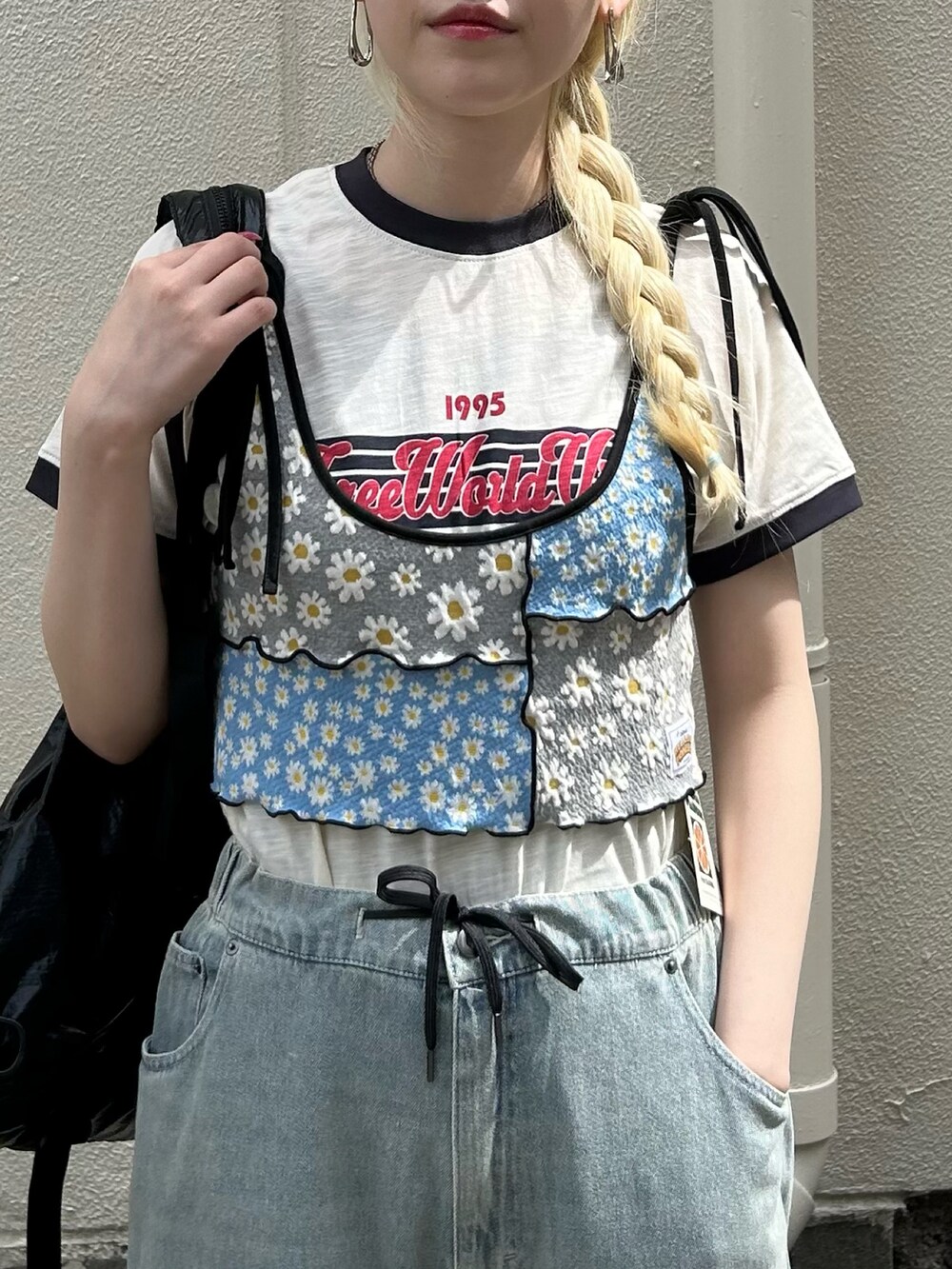 「初夏コーデ、夏コーデ、レイヤードスタイル、リボン、Tシャツコーデ、ciaopanic」｜「CIAOPANICのプリントリンガーロゴTシャツ（Tシャツ/カットソー、ブルー系）」を使った、たぎゃさん（骨格ウェーブ・レディース・170cm）の夏コーディネートの2枚目の写真