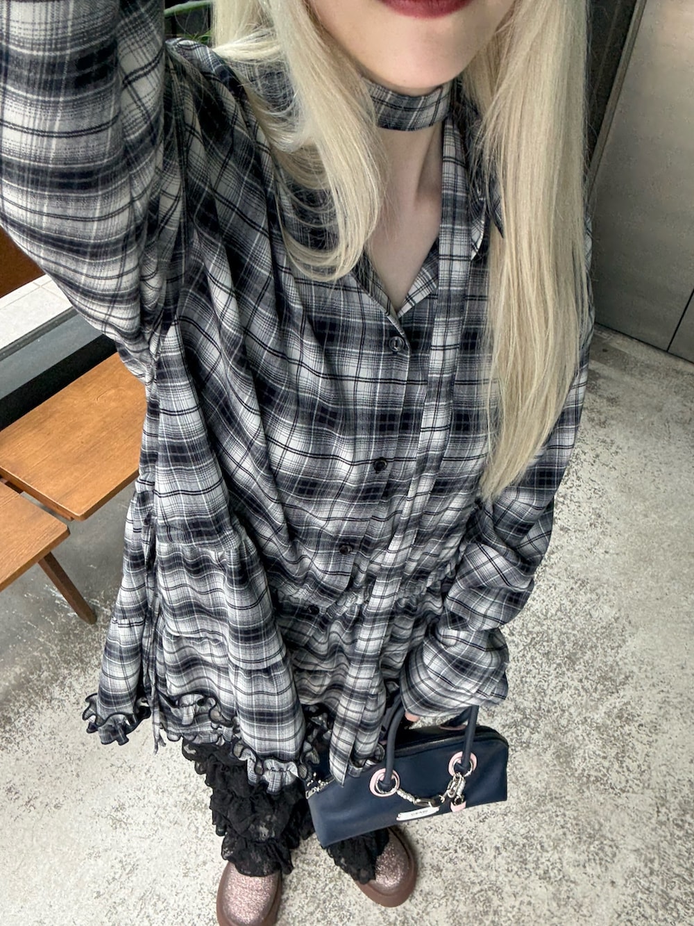 「ミニスカート、レイヤードスタイル、厚底シューズ、お出かけコーデ、トートバッグ、デートコーデ、韓国ファッション、秋のコーデ、高身長女子、レース、ワンピース、秋コーデ、バッグ、チェック、ciaopanic」｜「CIAOPANICの厚底ラメサボサンダル（サンダル、ブラウン系）」を使った、たぎゃさん（レディース・170cm）の夏コーディネートの3枚目の写真