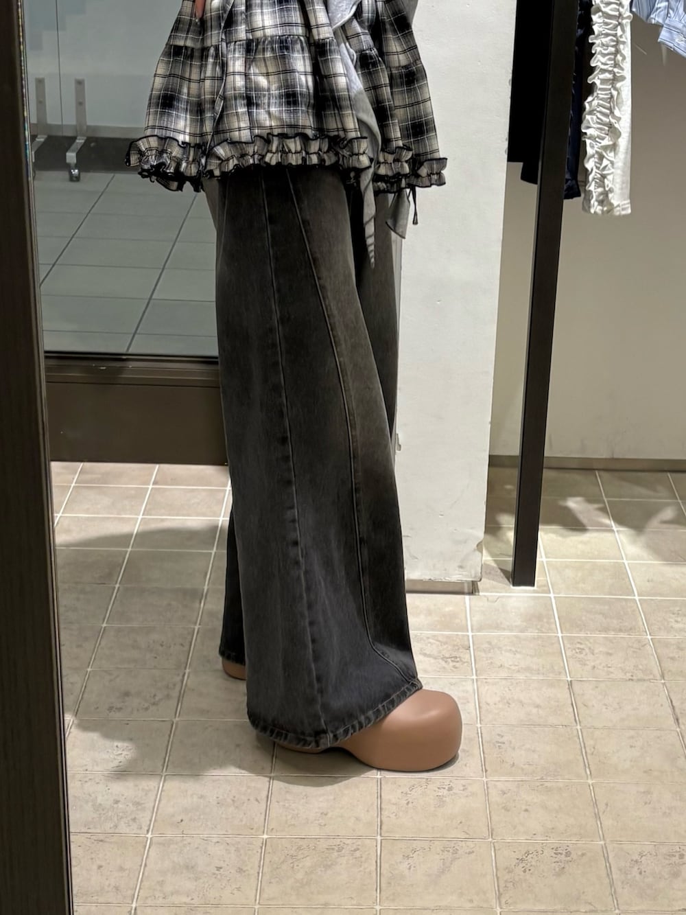 「チェック、厚底シューズ、秋服準備はじめました、休日スタイル、オトナカジュアル、高身長女子、ワイドデニム、ワンピース、ワンピーススタイル、秋のコーデ、秋コーデ、シャツ、シャツスタイル、デニム、ciaopanic」｜「CIAOPANICのドロップフリルカットロゴビスチェ（キャミソール、グレー系）」を使った、たぎゃさん（レディース・170cm）の夏コーディネートの4枚目の写真
