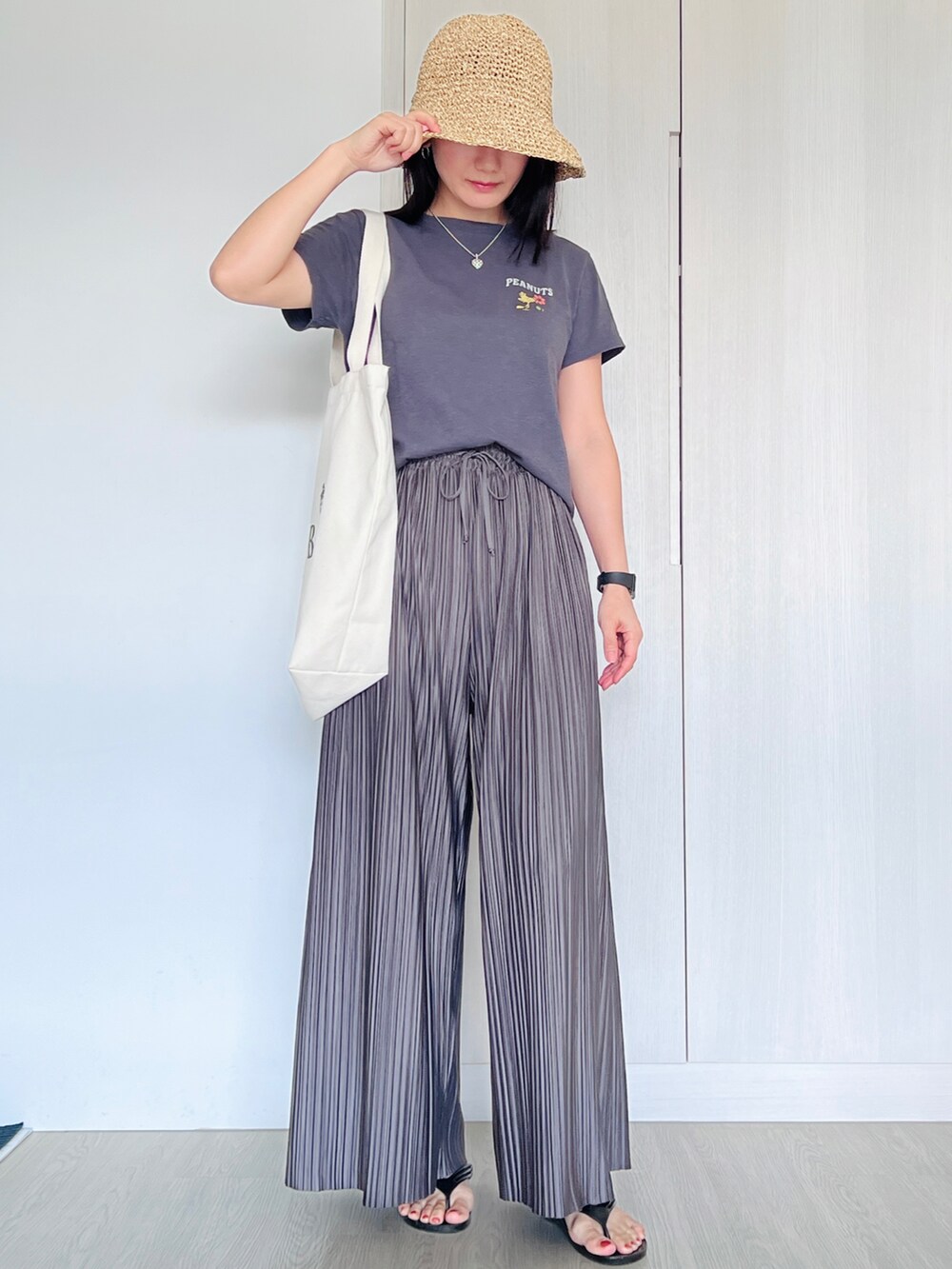 「シンプルコーデ、シンプル、低身長、低身長コーデ、きれいめカジュアル、ラクチンコーデ、むぎわら帽子、台湾、台北、台灣、穿搭、草帽、買い物、ご近所コーデ、ビーサン」｜「UNIQLOのアイテム（Tシャツ/カットソー、グレー系）」を使った、Amyさん（骨格ストレート・レディース・155cm）の夏コーディネートの2枚目の写真