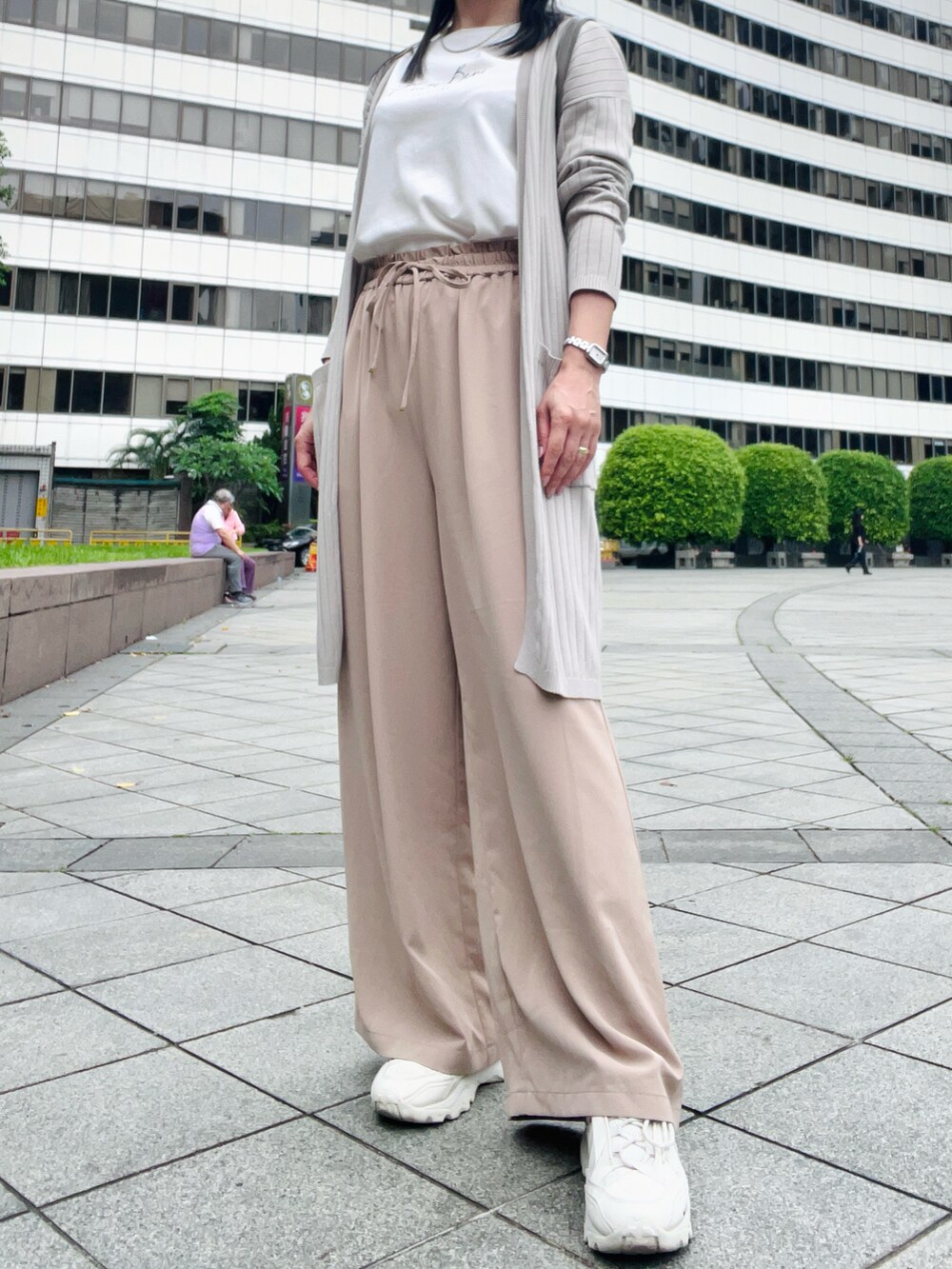 「キレイめカジュアル、シンプルコーデ、ワイドパンツ、パンツスタイル、シンプルスタイル、ペールトーン、ロングカーディガン、ベージュコーデ、きれいめスニーカーコーデ、台灣、簡單、放鬆」｜「UNIQLOのアイテム（カーディガン/ボレロ、ベージュ系）」を使った、Amyさん（骨格ストレート・レディース・155cm）の春コーディネートの2枚目の写真