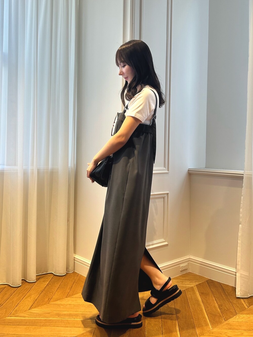 グレー系のワンピース、ホワイト系のTシャツ/カットソーを着用したレディースの春コーディネートの2枚目の写真