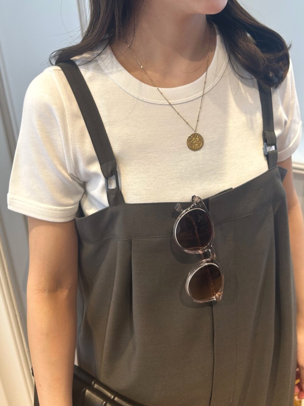 グレー系のワンピース、ホワイト系のTシャツ/カットソーを着用したレディースの春コーディネートの6枚目の写真