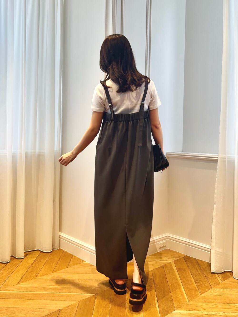 グレー系のワンピース、ホワイト系のTシャツ/カットソーを着用したレディースの春コーディネートの4枚目の写真