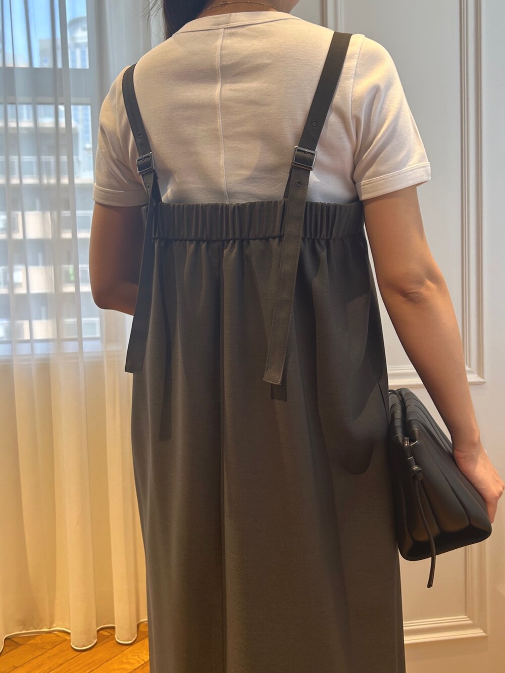 グレー系のワンピース、ホワイト系のTシャツ/カットソーを着用したレディースの春コーディネートの5枚目の写真