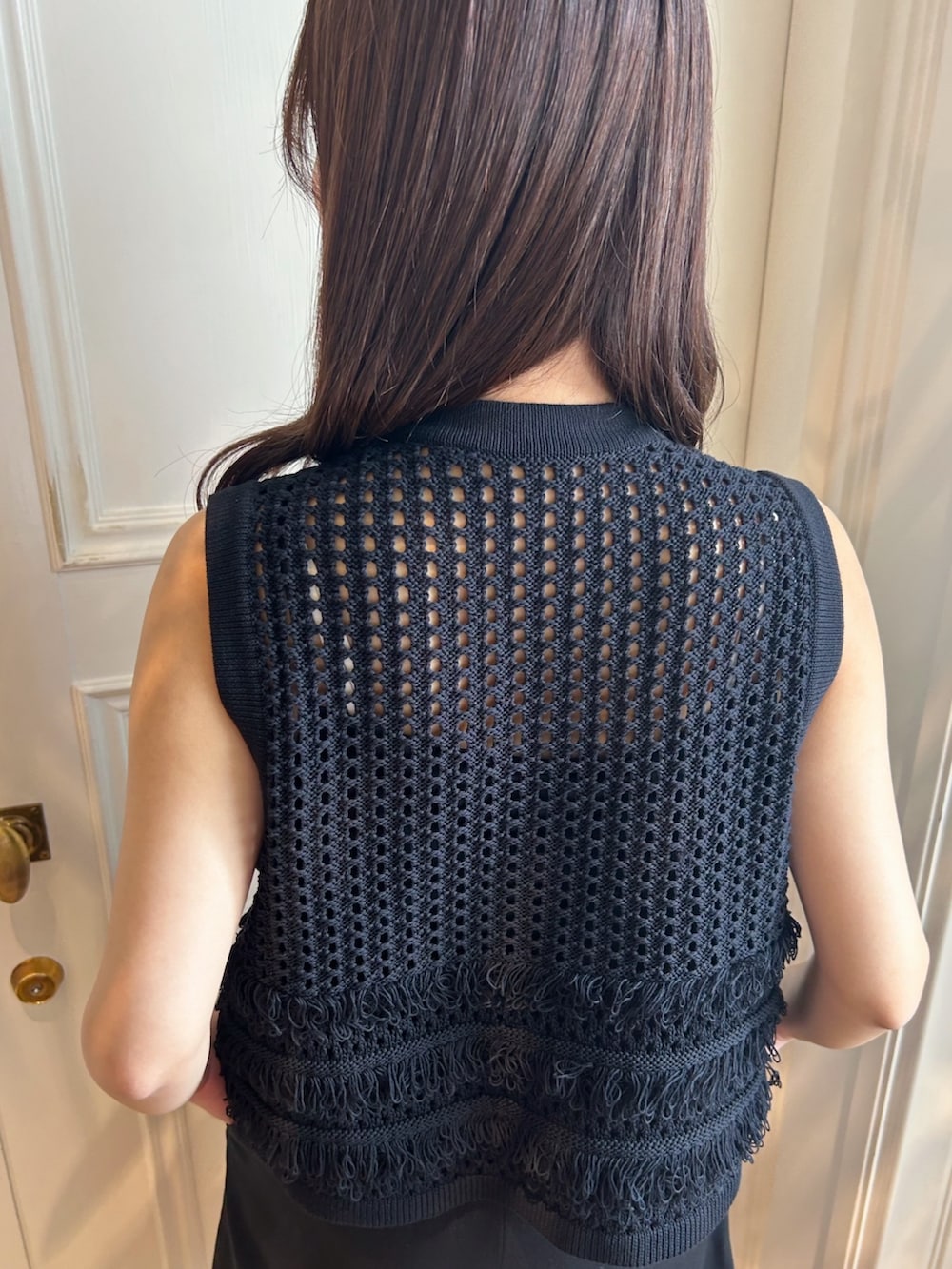 ブラック系のベスト、ブラック系のその他パンツを着用したレディースの夏コーディネートの6枚目の写真