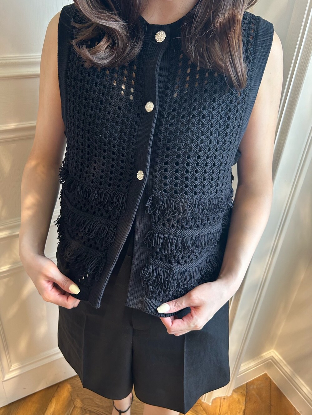 ブラック系のベスト、ブラック系のその他パンツを着用したレディースの夏コーディネートの5枚目の写真