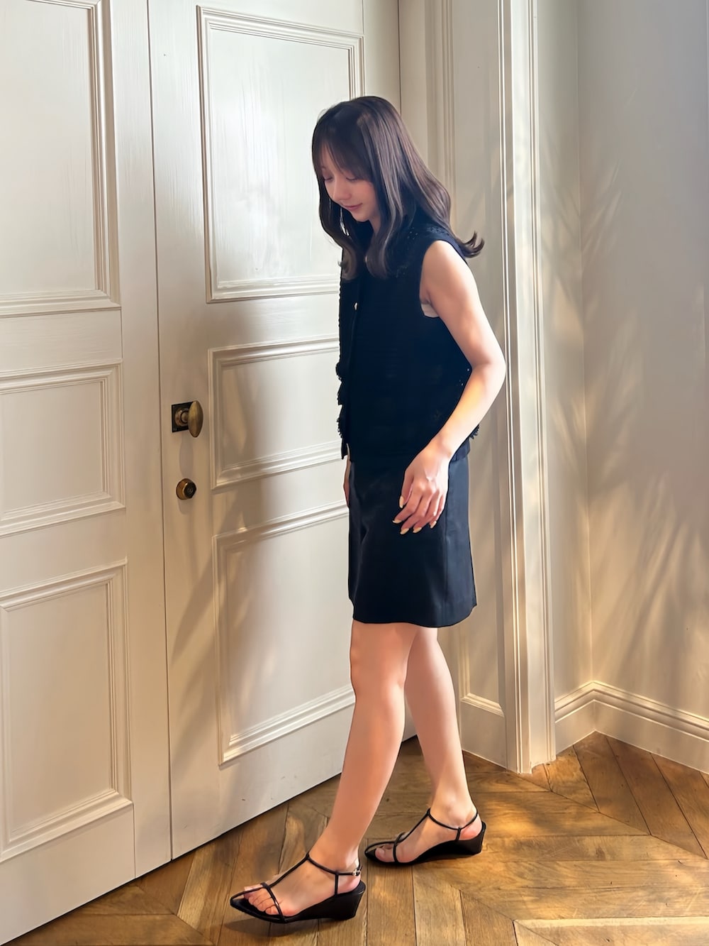 ブラック系のベスト、ブラック系のその他パンツを着用したレディースの夏コーディネートの2枚目の写真