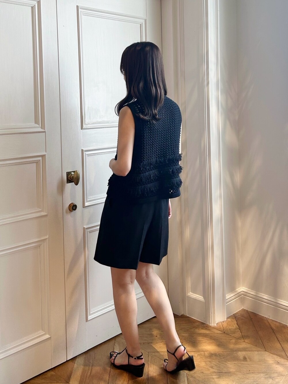 ブラック系のベスト、ブラック系のその他パンツを着用したレディースの夏コーディネートの4枚目の写真