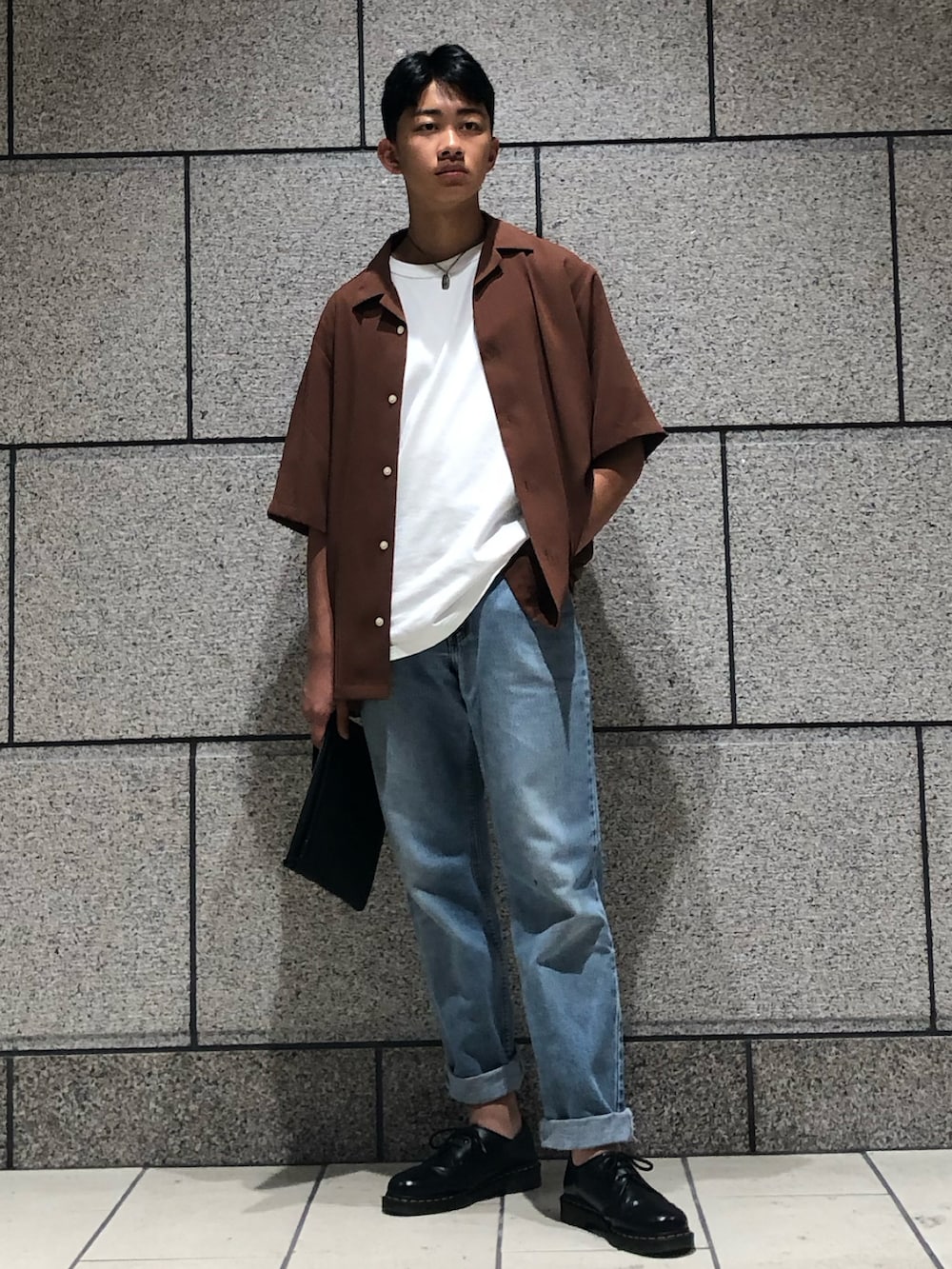 「休日スタイル、お出かけコーデ、今日のコーデ、Dr.Martens、ジーンズ、茶シャツ、でにむ、冬春コーデ、春コーデ、茶色コーデ」｜「Levi'sのLevi’s 550（デニムパンツ、ブルー系）」を使った、totmotomoさん（メンズ・183cm）の秋コーディネートの2枚目の写真