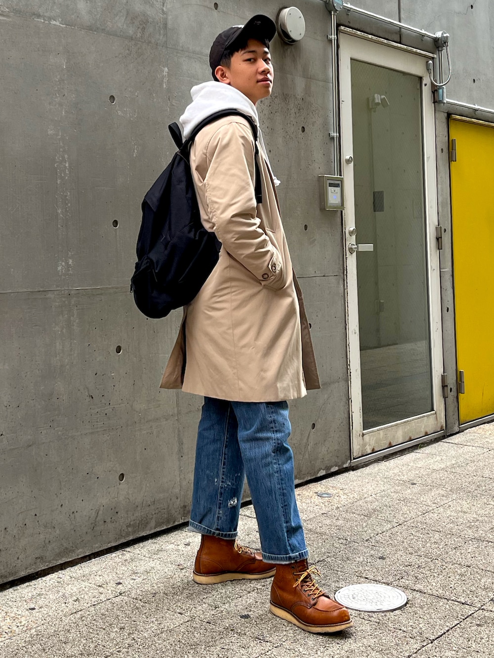 「メンズコーデ、カジュアルコーデ、今日のコーデ、シンプル、デニムパンツ、GU、冬コーデ、コート、コートスタイル、コムデギャルソン、ニューエラ、レッドウィング、はるコーデ、春コーデ」｜「RED WINGのRED WING 875 Classic Moc 6 レッドウイング 875 クラシック モック 6インチ（ブーツ、ブラウン系）」を使った、totmotomoさん（メンズ・183cm）の冬コーディネートの2枚目の写真