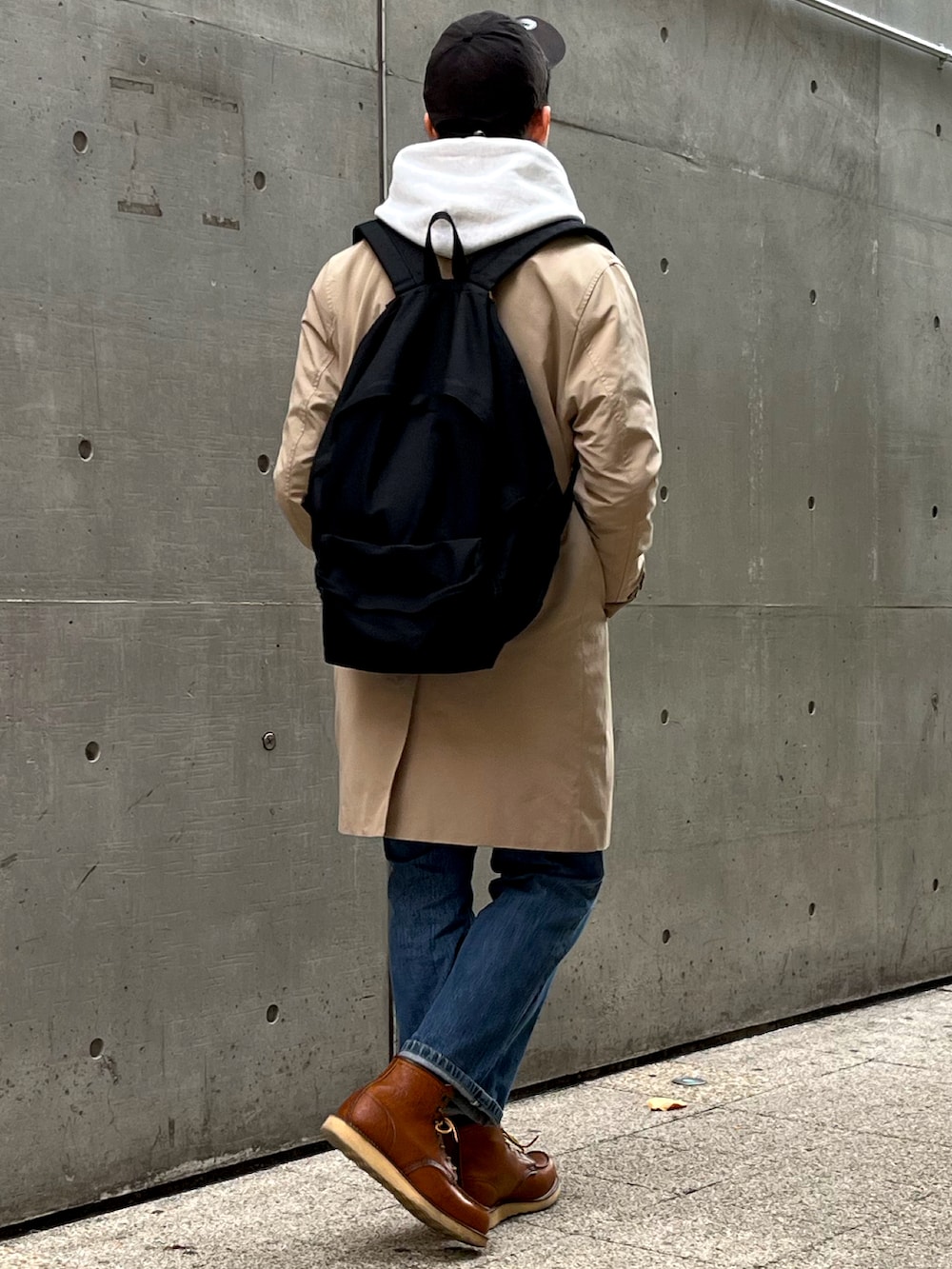 「メンズコーデ、カジュアルコーデ、今日のコーデ、シンプル、デニムパンツ、GU、冬コーデ、コート、コートスタイル、コムデギャルソン、ニューエラ、レッドウィング、はるコーデ、春コーデ」｜「RED WINGのRED WING 875 Classic Moc 6 レッドウイング 875 クラシック モック 6インチ（ブーツ、ブラウン系）」を使った、totmotomoさん（メンズ・183cm）の冬コーディネートの3枚目の写真