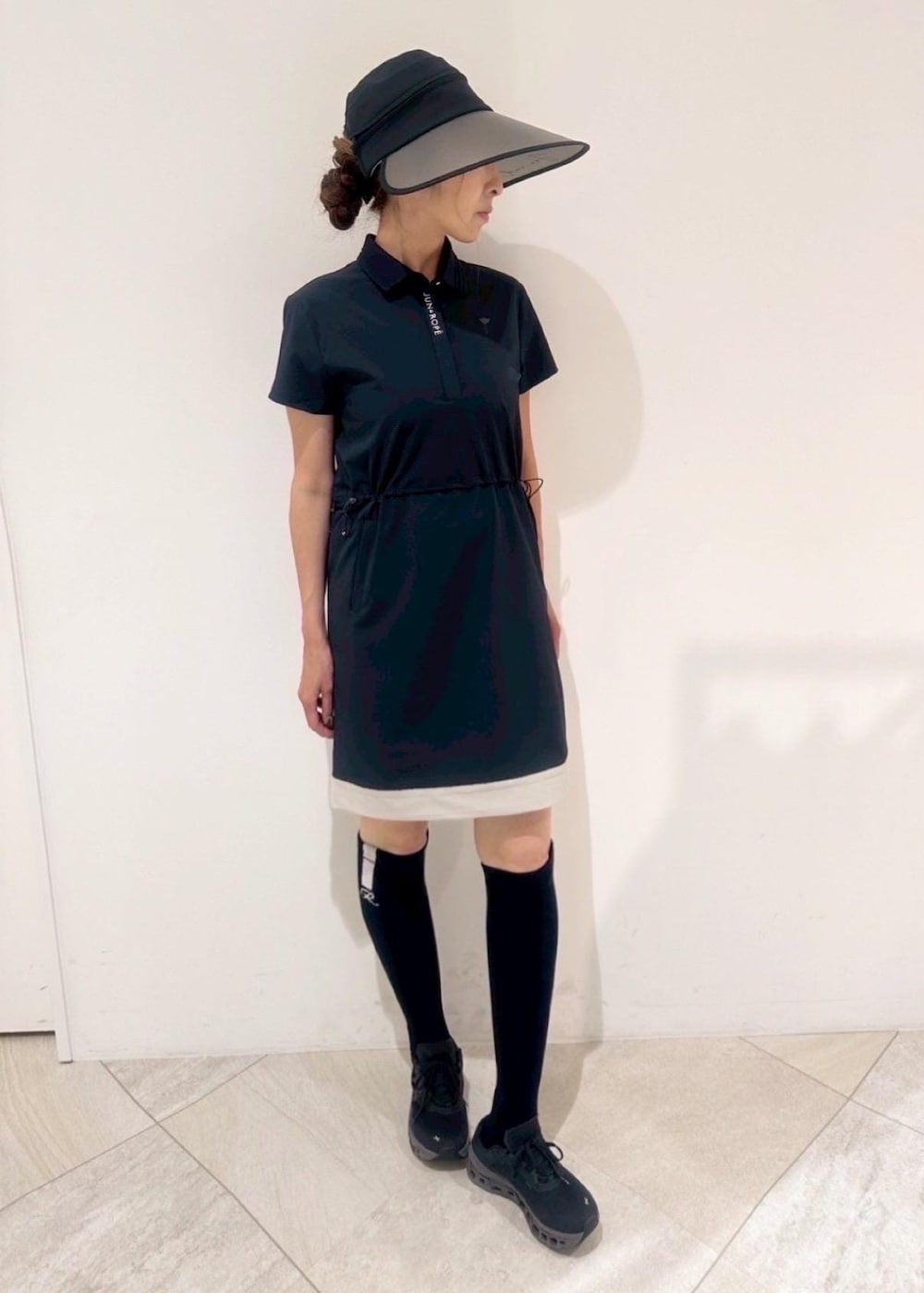 ブルー系のワンピース、ブラック系のハットを着用したレディースの夏コーディネートの3枚目の写真