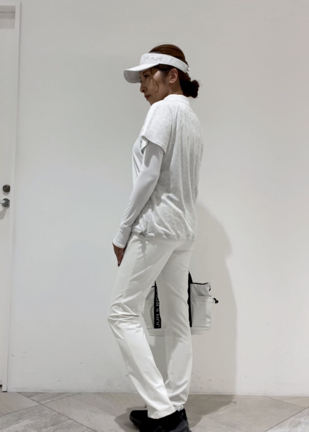 「モテコーデ、エンジョイゴルフ、接待ゴルフ、初心者ゴルファー、卒業式コーデ、POP UP、JUN AND ROPÉ、ストレート、イエベ秋、混合、トップス、Tシャツ/カットソー、パンツ、バッグ、ハンドバッグ」｜「JUN&ROPE'のアニマル柄ラインストーンバイザー（サンバイザー、グレー系）」を使った、MAMIさん（レディース・163cm）の春コーディネートの2枚目の写真