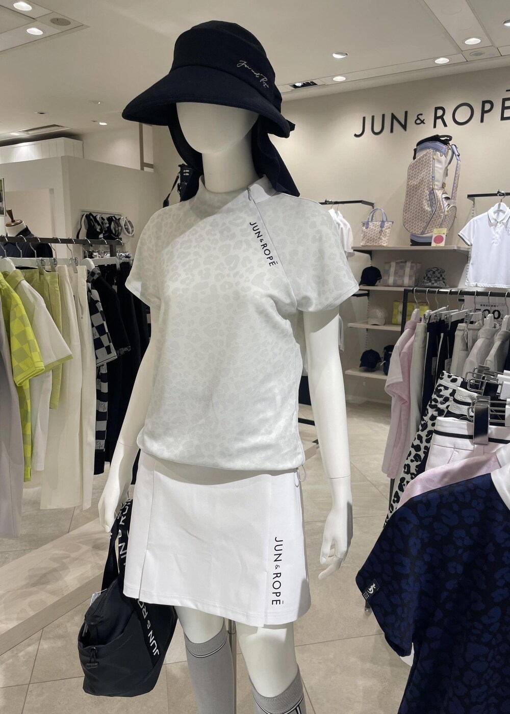 「モテコーデ、エンジョイゴルフ、接待ゴルフ、初心者ゴルファー、卒業式コーデ、POP UP、JUN AND ROPÉ、ストレート、イエベ秋、混合、トップス、Tシャツ/カットソー、パンツ、バッグ、ハンドバッグ」｜「JUN&ROPE'のアニマル柄ラインストーンバイザー（サンバイザー、グレー系）」を使った、MAMIさん（レディース・163cm）の春コーディネートの5枚目の写真