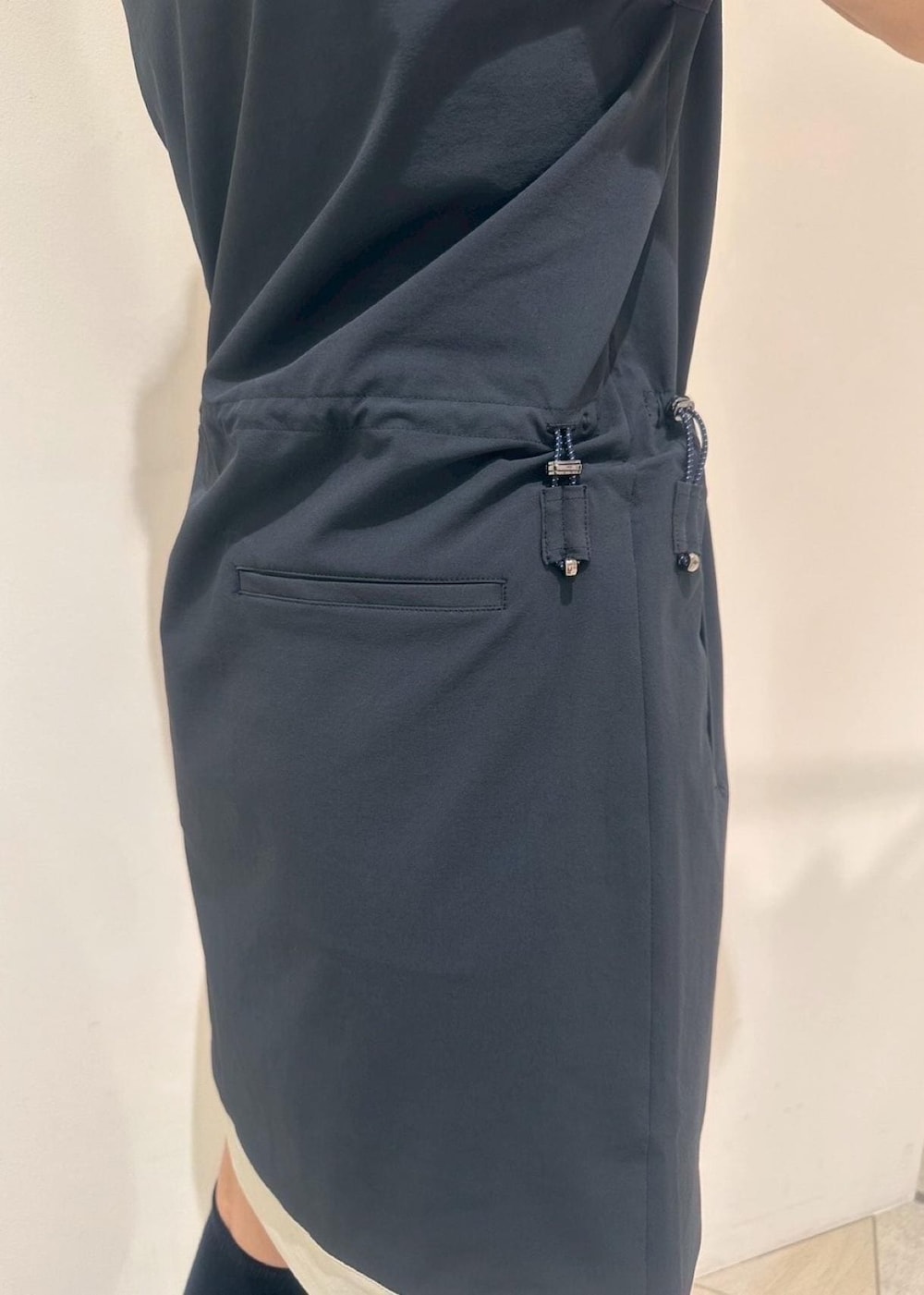 ブルー系のワンピース、ブラック系のハットを着用したレディースの夏コーディネートの4枚目の写真