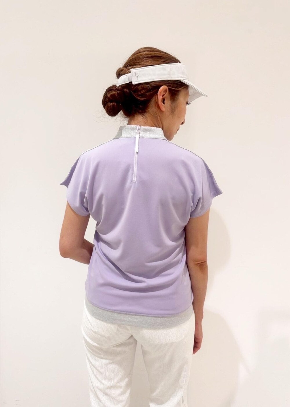 パープル系のTシャツ/カットソー、ホワイト系のその他パンツ、グレー系のサンバイザーを着用したレディースの夏コーディネートの3枚目の写真