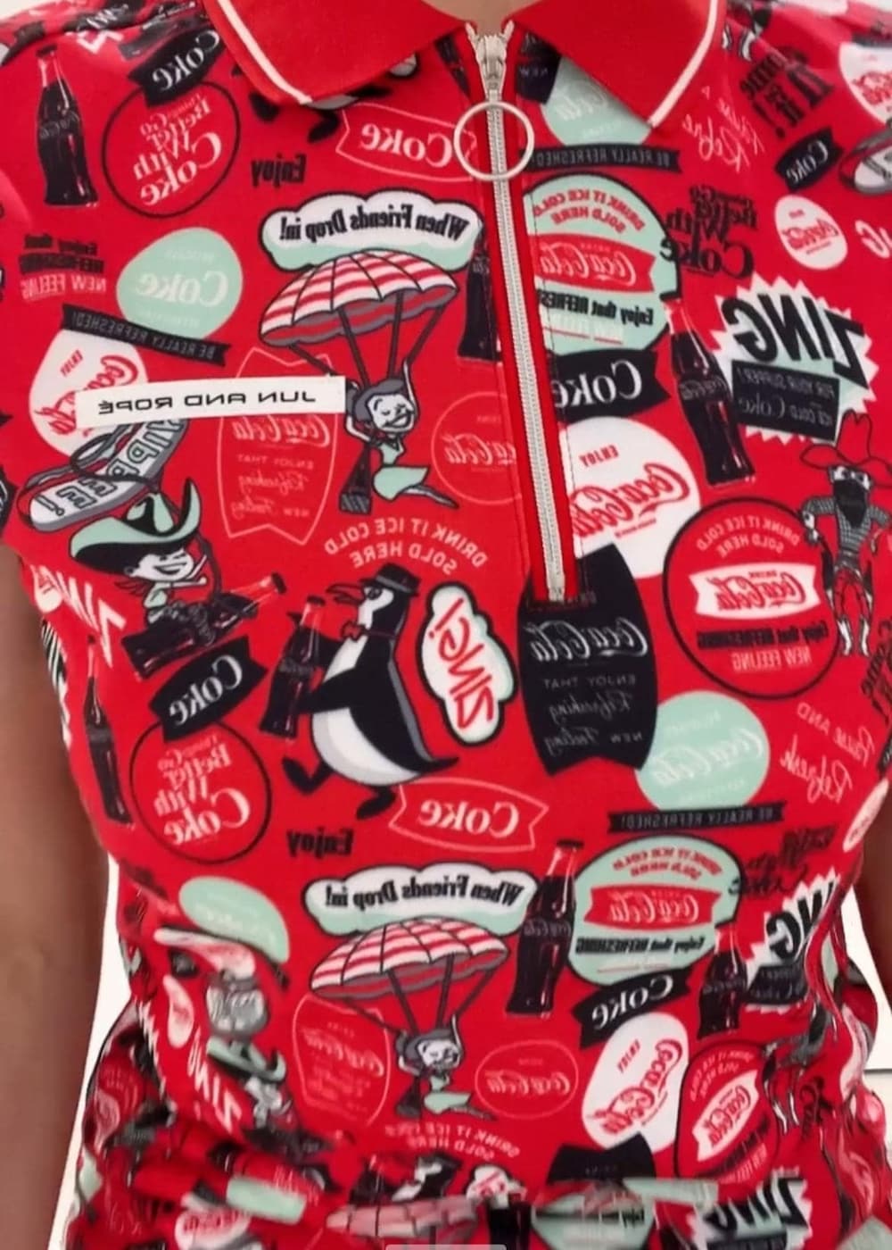 ブラック系のその他パンツ、レッド系のポロシャツ、ブラック系のサンバイザーを着用したレディースの夏コーディネートの3枚目の写真