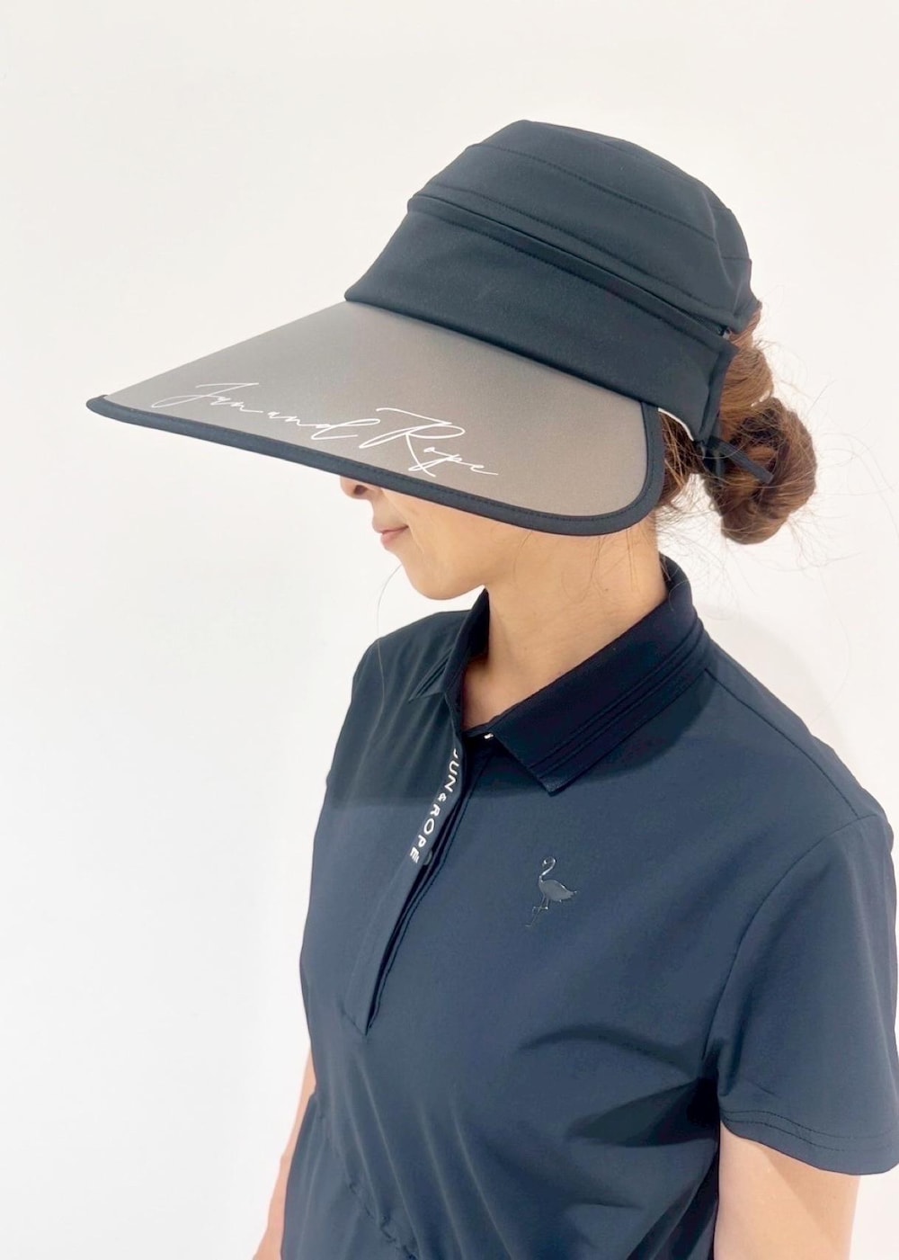 ブルー系のワンピース、ブラック系のハットを着用したレディースの夏コーディネートの2枚目の写真