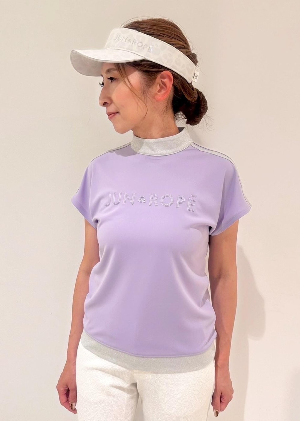 パープル系のTシャツ/カットソー、ホワイト系のその他パンツ、グレー系のサンバイザーを着用したレディースの夏コーディネートの2枚目の写真