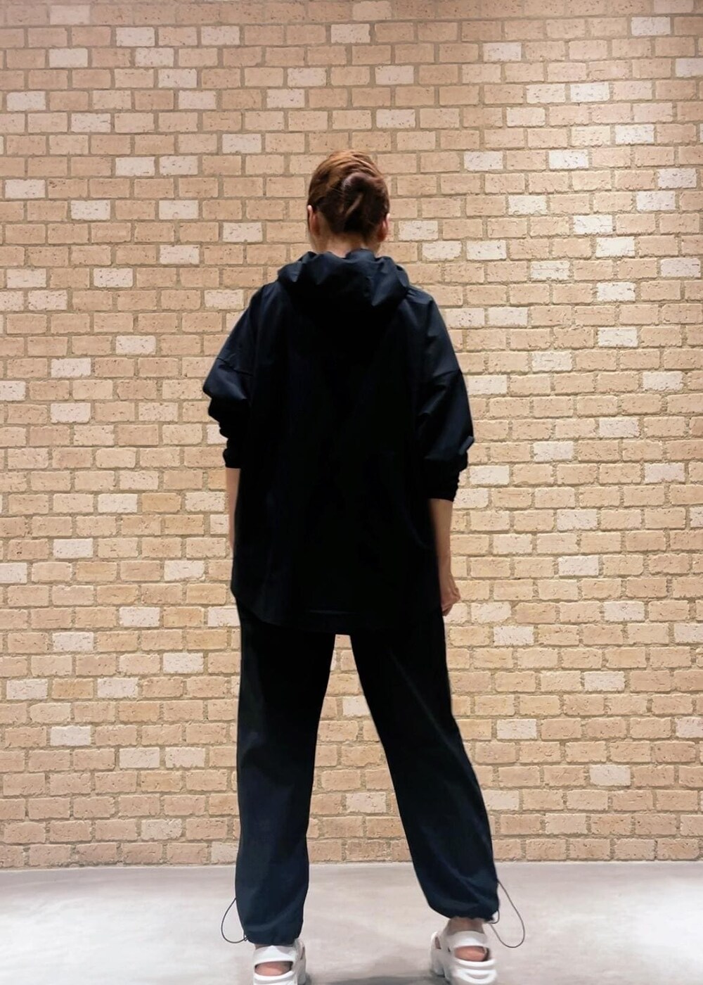 ブラック系のその他パンツ、ホワイト系のタンクトップ、ブラック系のパーカーを着用したレディースの夏コーディネートの2枚目の写真