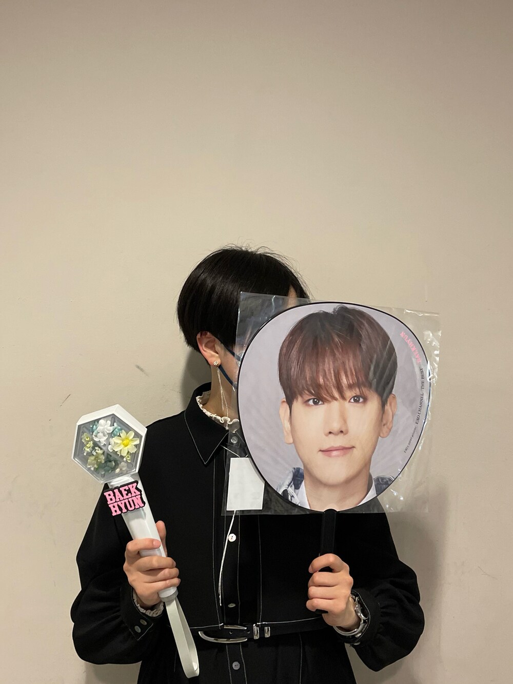 ブラック系のワンピース、シルバー系のネックレス、ブラック系のベルトを着用したレディースの秋コーディネートの3枚目の写真