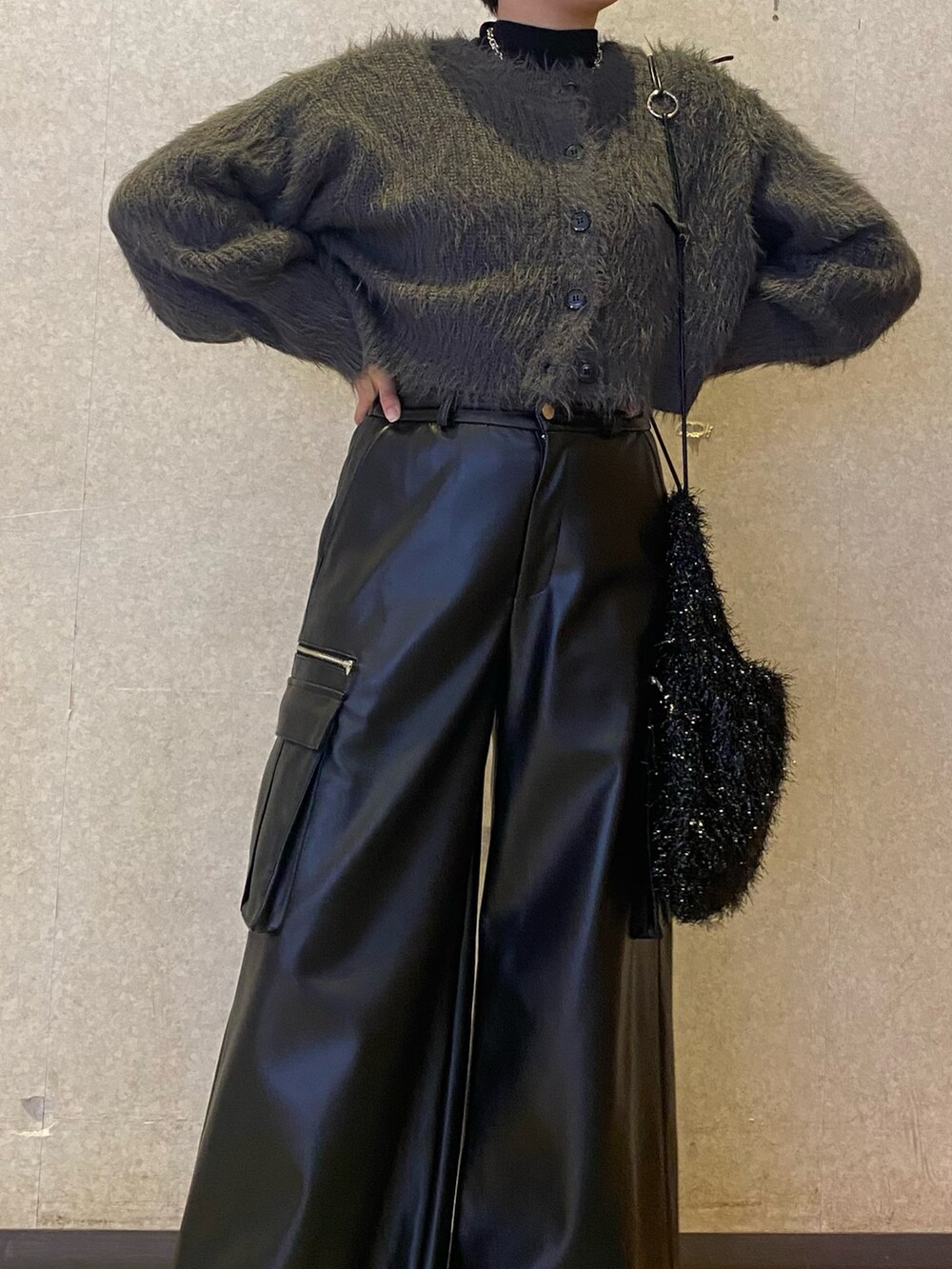 ブラック系のブーツ、ブラック系のカーゴパンツ、ブラック系のショルダーバッグを着用したレディースの冬コーディネートの2枚目の写真