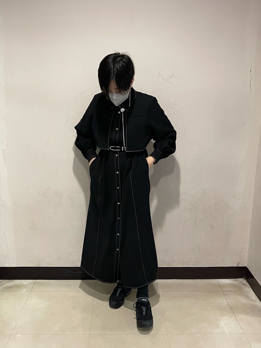 ブラック系のワンピース、シルバー系のネックレス、ブラック系のベルトを着用したレディースの秋コーディネートの2枚目の写真