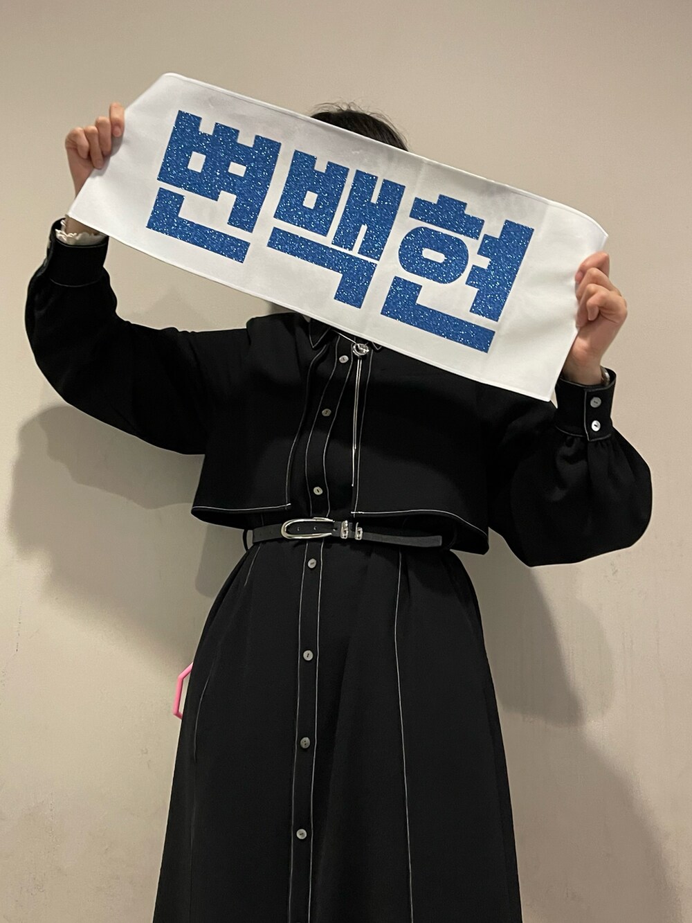 ブラック系のワンピース、シルバー系のネックレス、ブラック系のベルトを着用したレディースの秋コーディネートの5枚目の写真