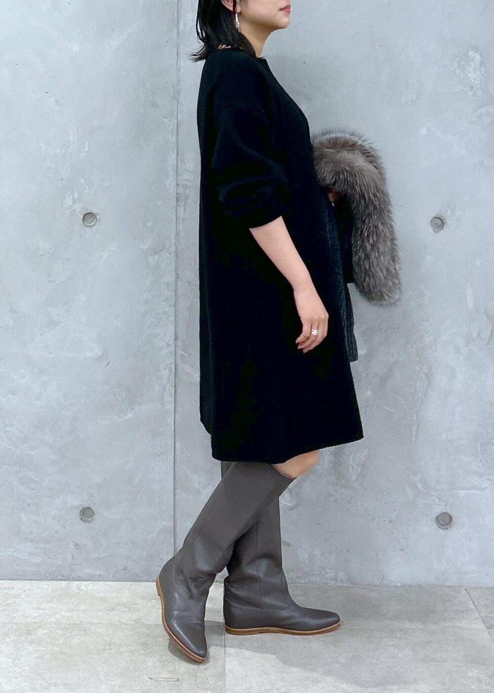 ブラック系のブーツ、グレー系のストール/ショールを着用したレディースの秋コーディネートの4枚目の写真