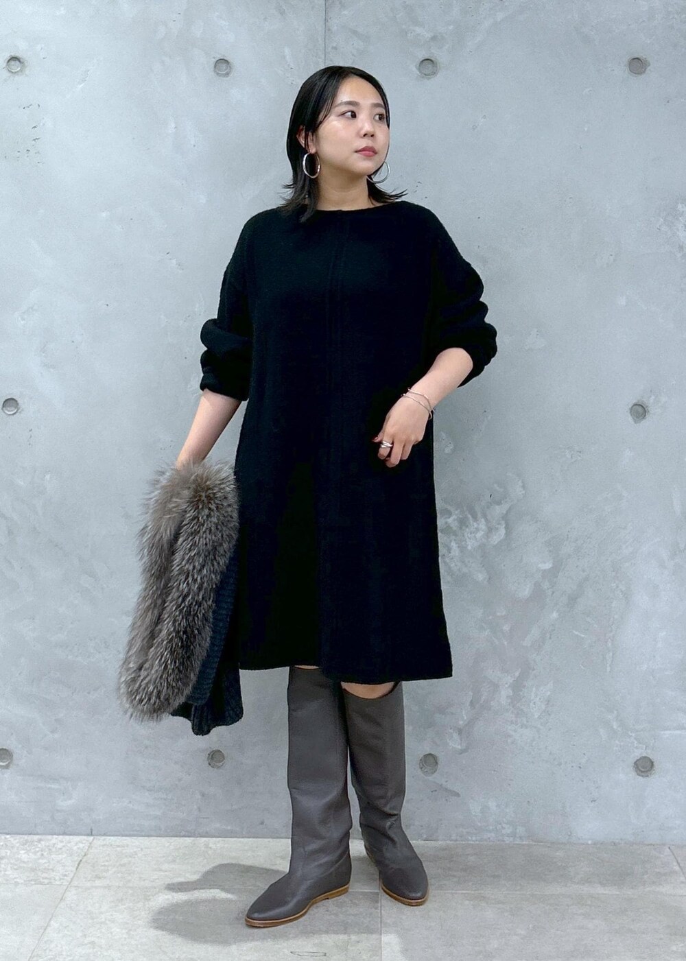 ブラック系のブーツ、グレー系のストール/ショールを着用したレディースの秋コーディネートの2枚目の写真