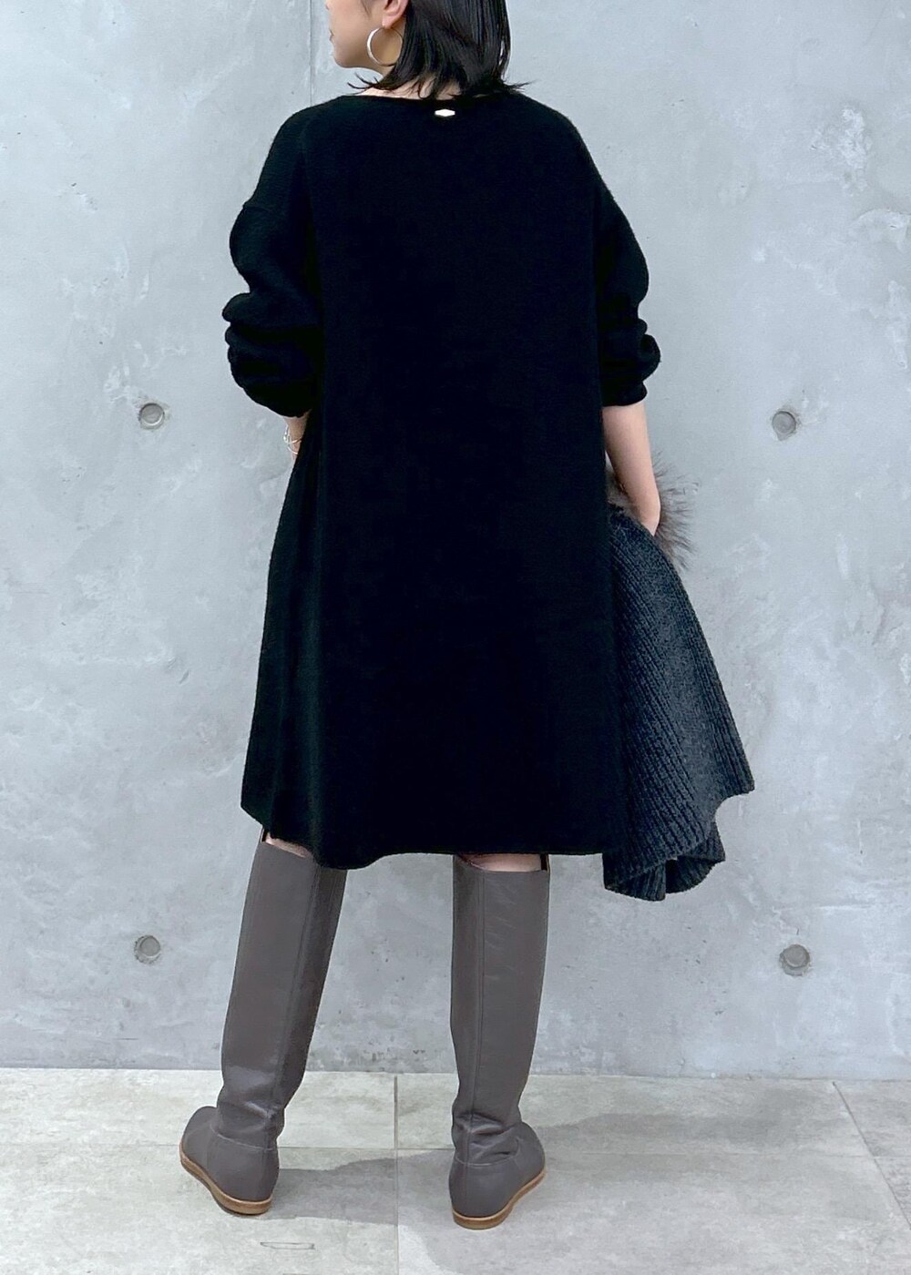 ブラック系のブーツ、グレー系のストール/ショールを着用したレディースの秋コーディネートの5枚目の写真